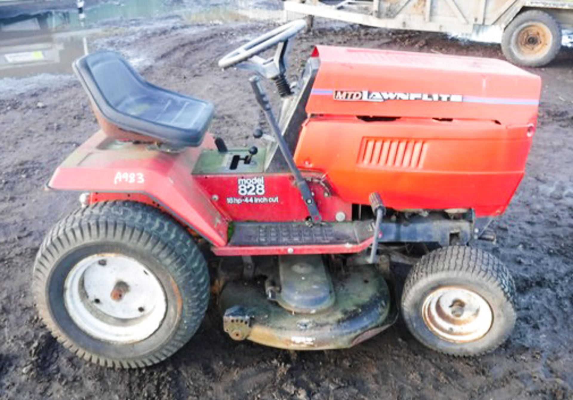 MTD LAWNFLITE RIDE ON MOWER. MODEL 828 18HP, 44" CUTTING DECK, SPARES OR REPAIRS - Bild 3 aus 5