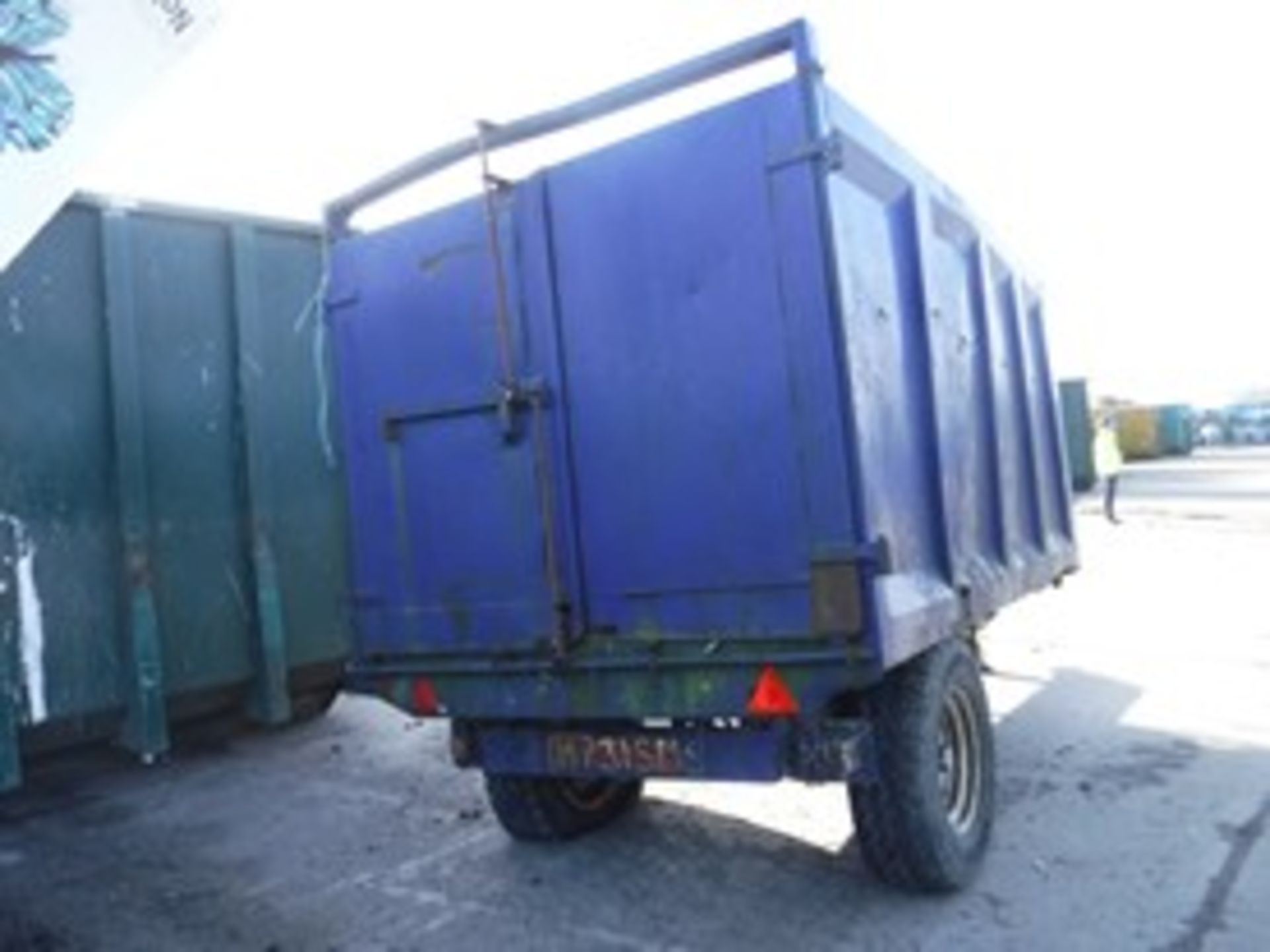 TIPPING TRAILER.2 REAR DOORS. SUSPECT LH TYRE U/S. MINOR DENTS THROUGHOUT. ELECTRIC REQUIRES ATTENTI - Image 5 of 9
