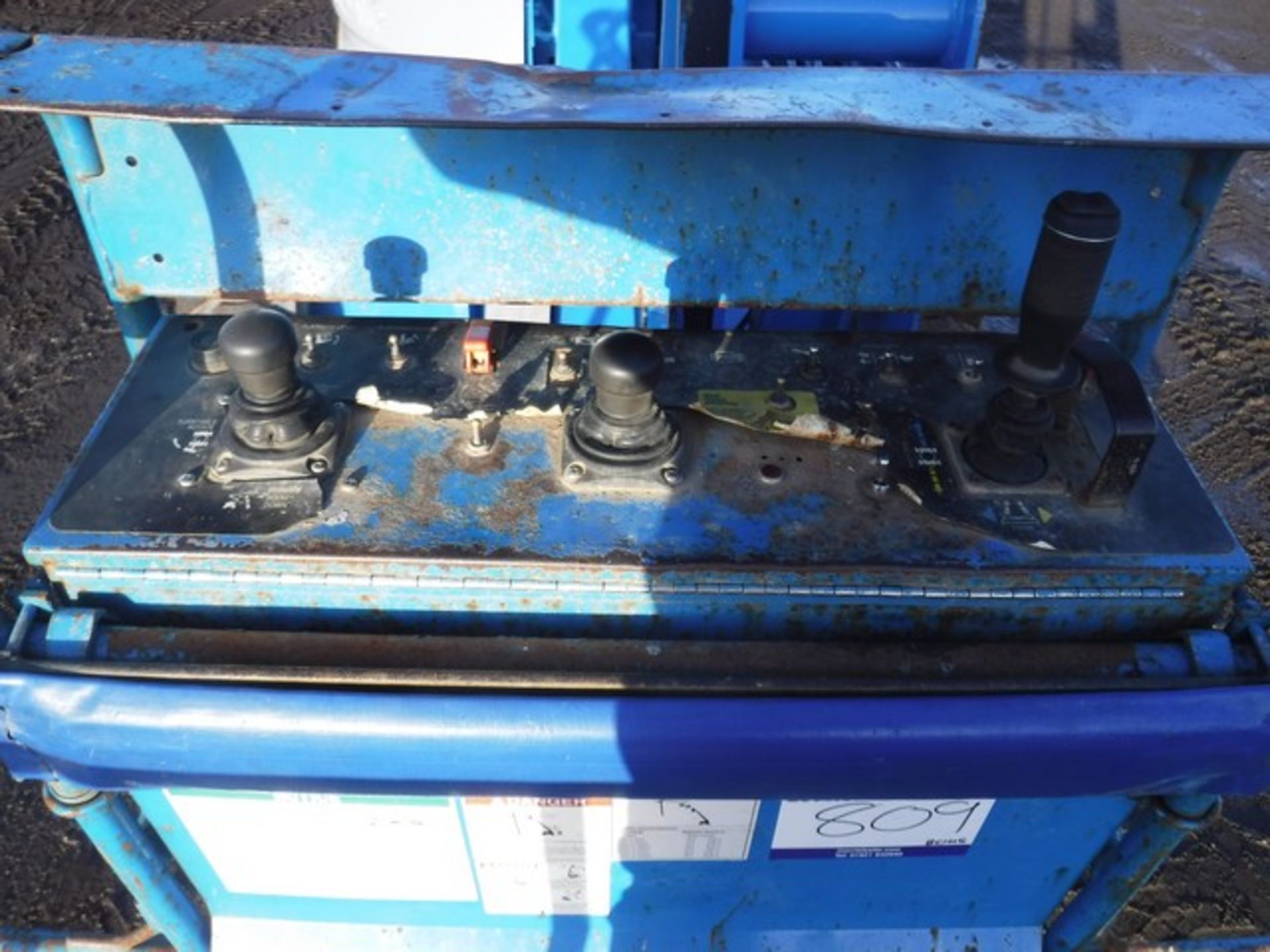 2000 GENIE MODEL Z45-25, S/N 15155, 8046HRS (NOT VERIFIED), LIFT CAPACITY - 230 - Image 7 of 17