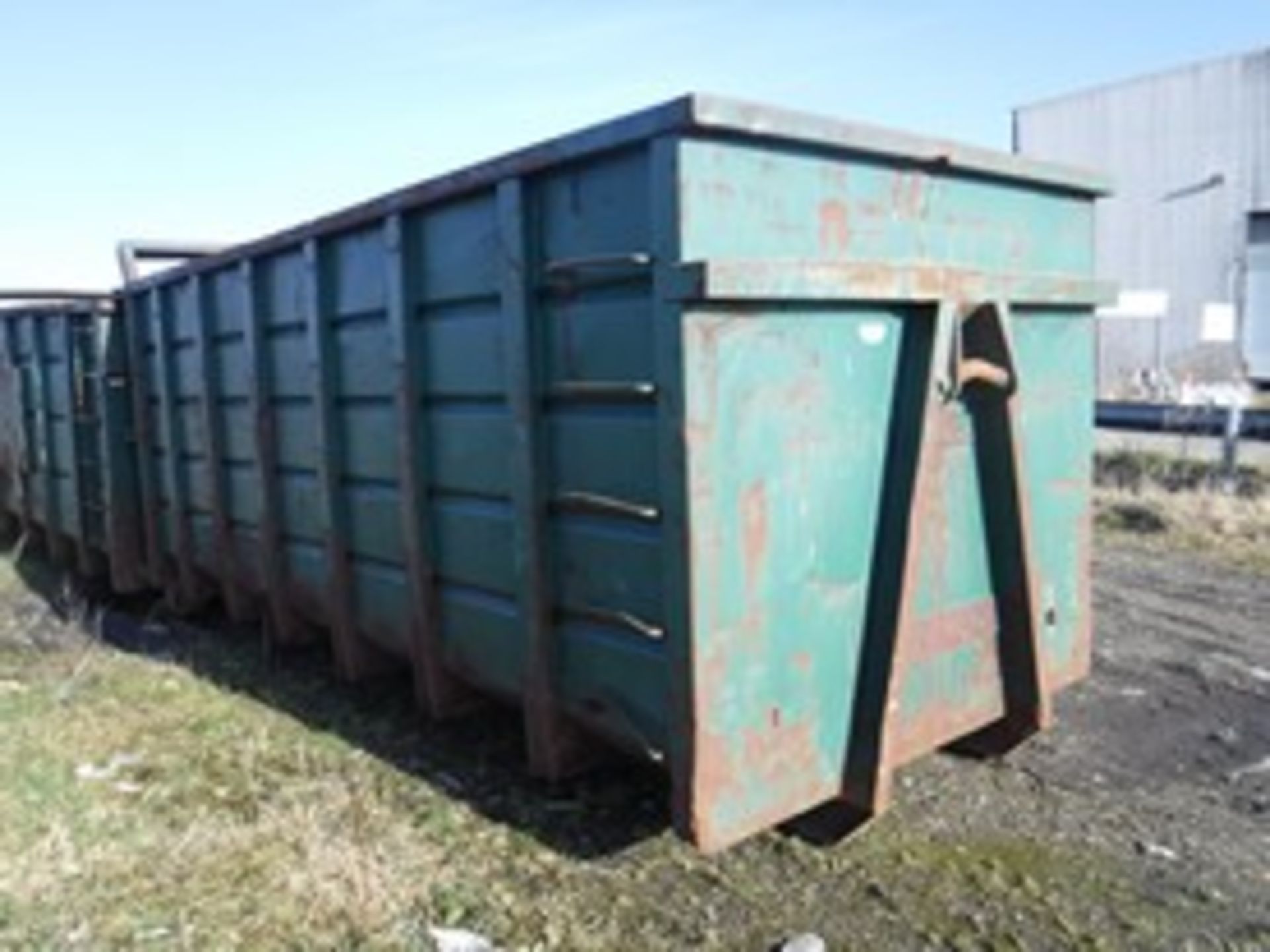 OPEN TOP SKIP. ACCESS LADDER RHG. MANUFACTURED BY SKIP UNITS. W2400 H2350 L5850. SURFACE RUST. VIDEO - Bild 2 aus 2