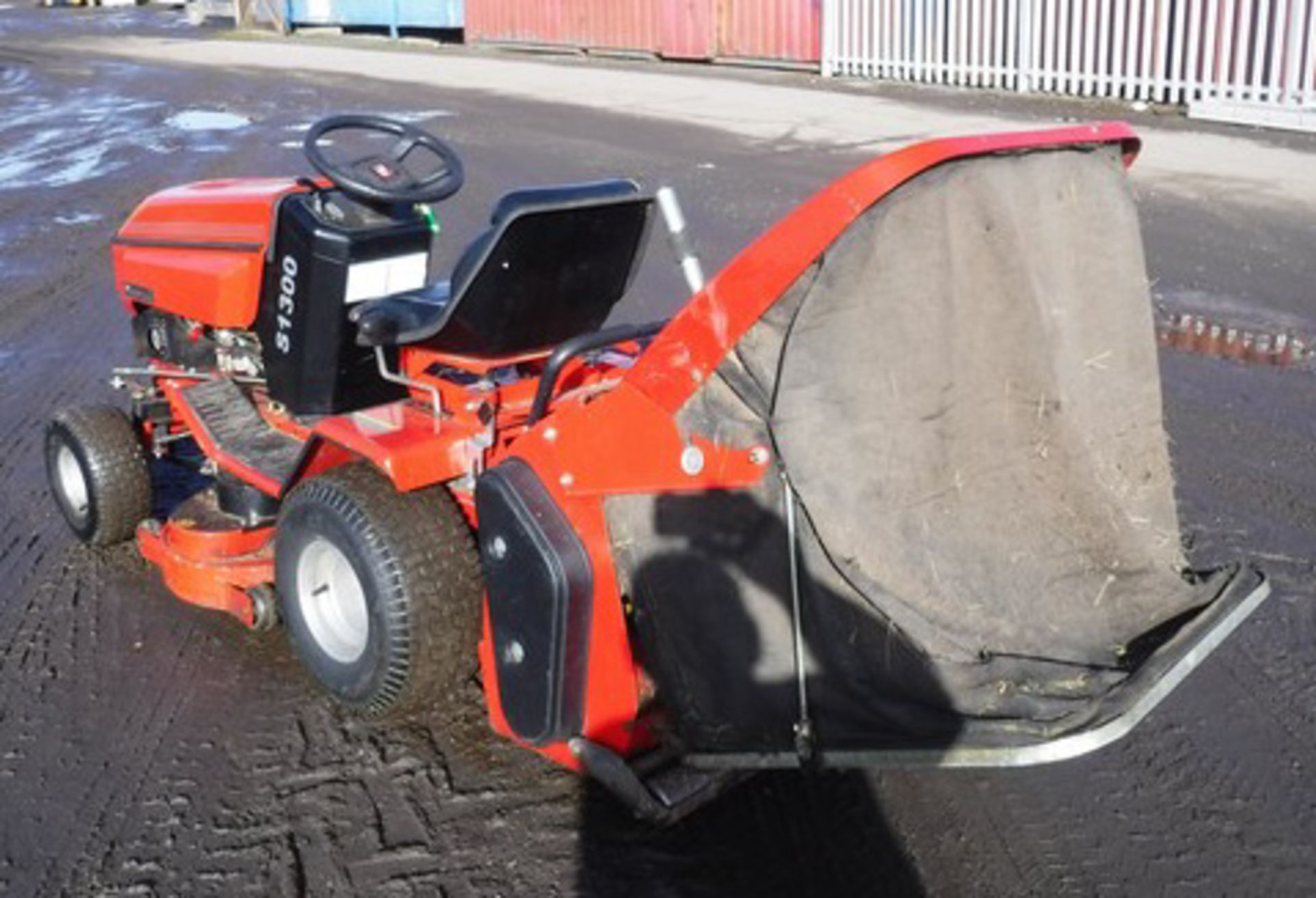 WESTWOOD S1300 RIDE-ON MOWER C/W COLLECTOR, SPARES OR REPAIRS - Bild 7 aus 10