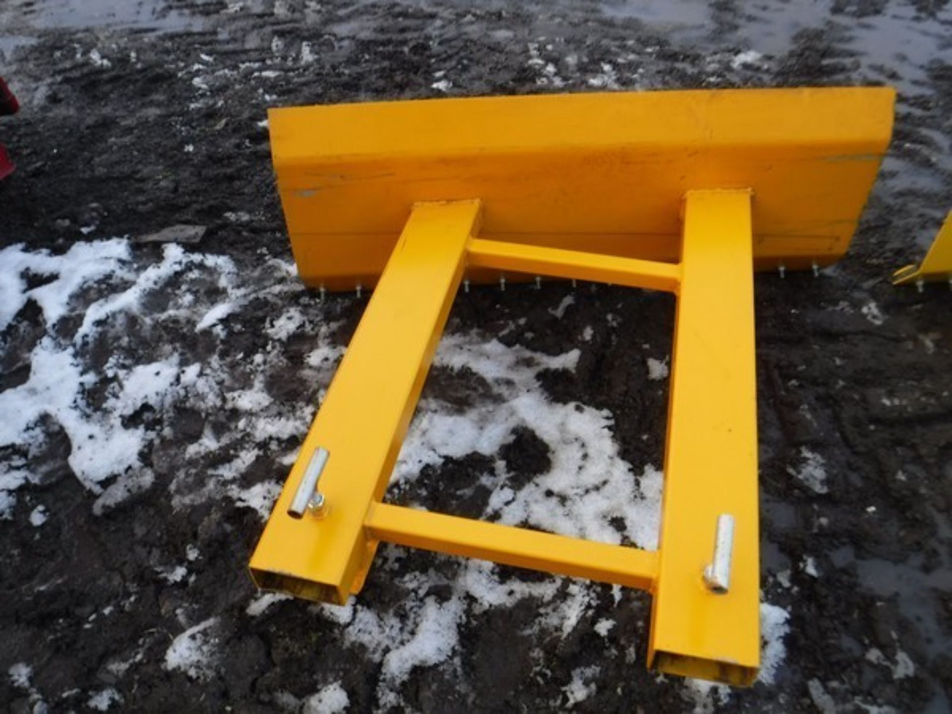 5FT SNOW PLOUGH/YARN SCRAPER FORK ATTACHMENT WITH HEAVY DUTY REVERSIBLE RUBBER WEAR PAN - Image 2 of 2
