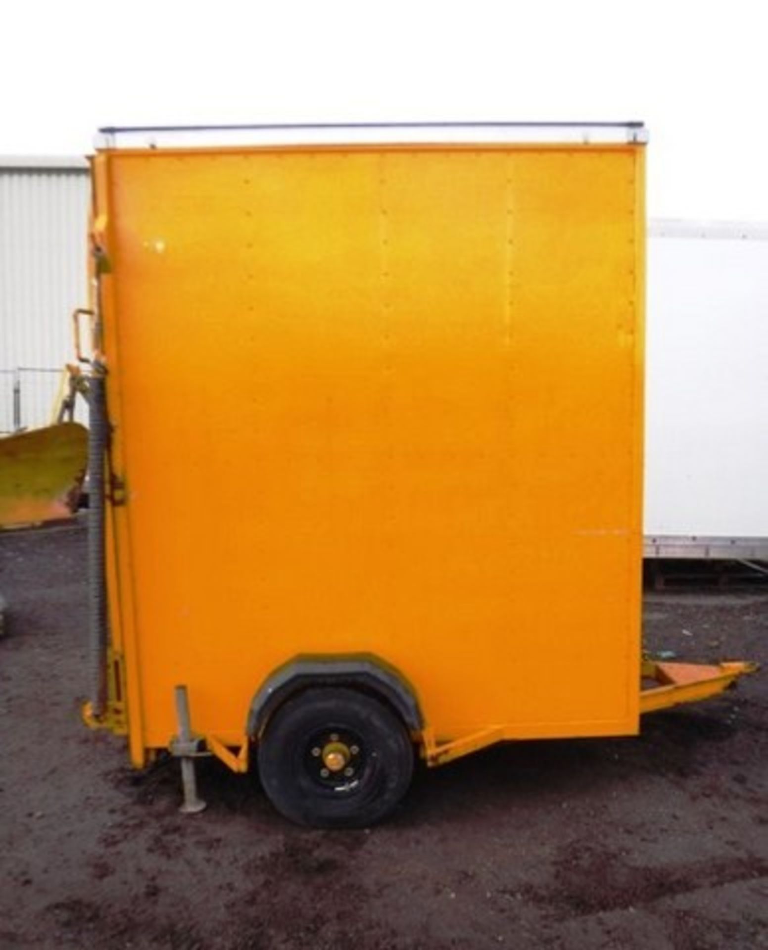 SINGLE AXLE BRADSHAW TRAILER C/W FULL OPENING REAR DOOR/RAMP, ALUMINIUM CONSTRUCTION, IDEAL LAMBING - Image 4 of 9