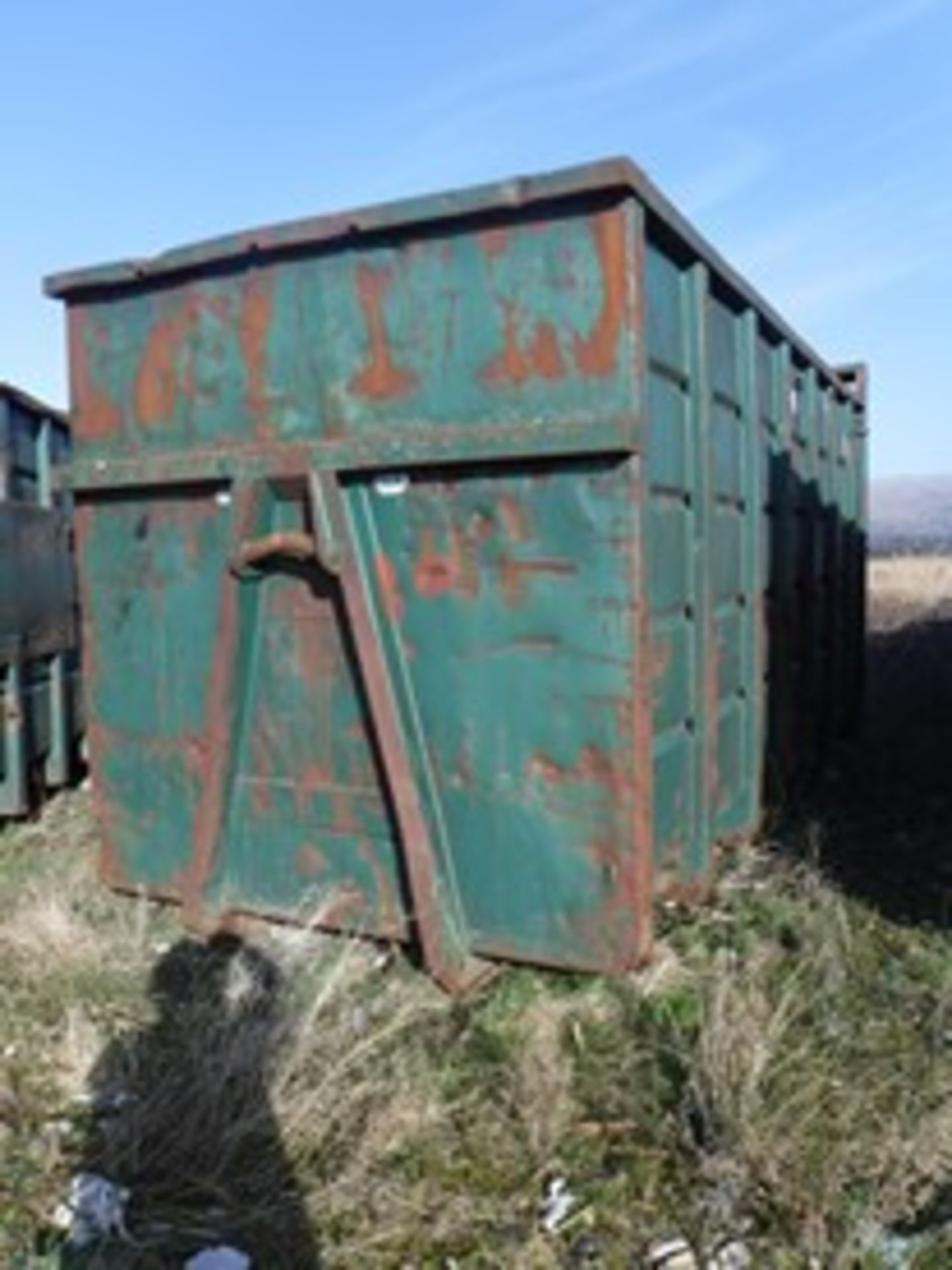 OPEN TOP SKIP. REAR DOOR DAMAGED (STORED IN SKIP) RH HINGE. DAMAGE TO DOOR HINGES. MANFACTURED BY SK