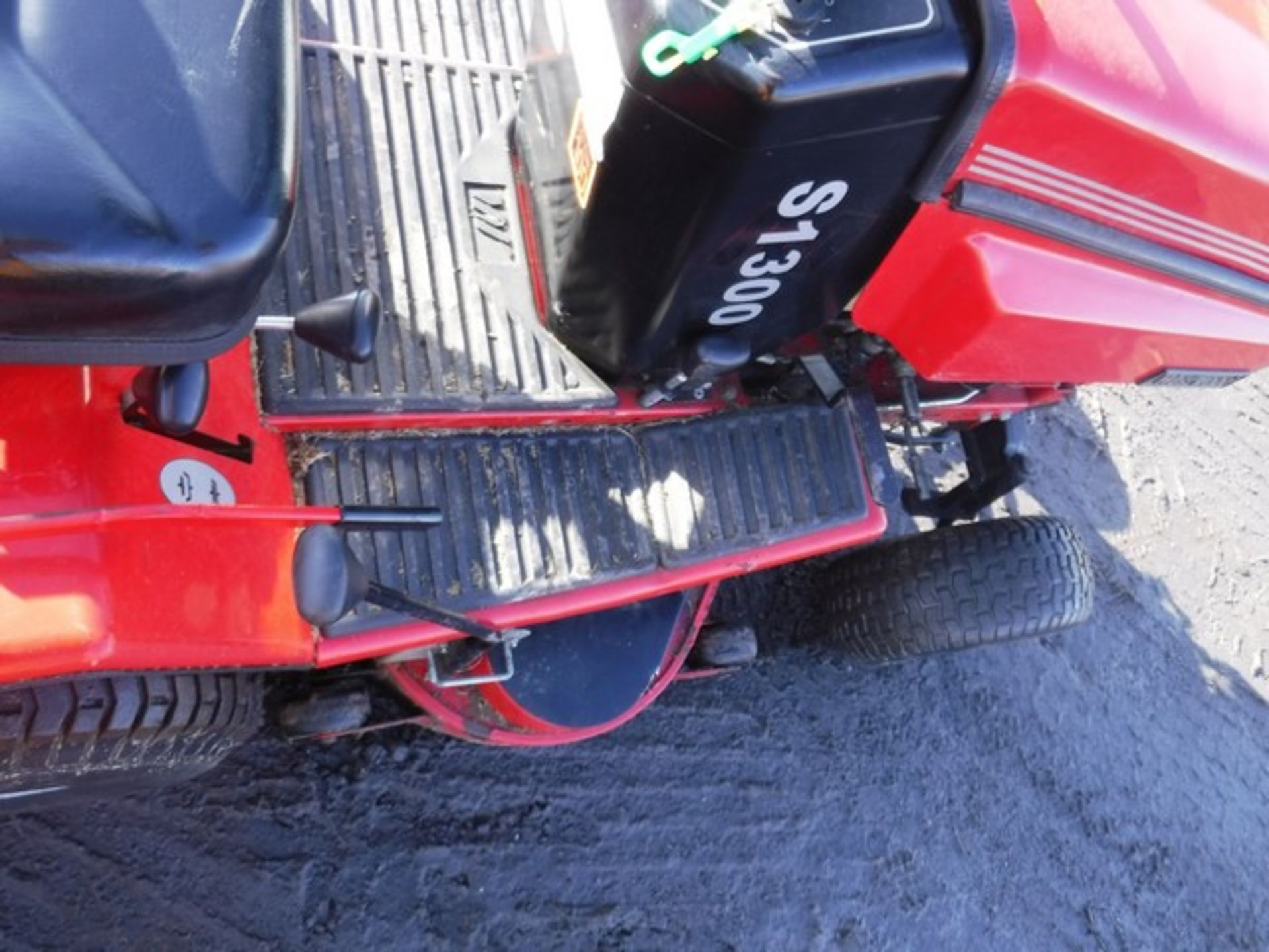 WESTWOOD S1300 RIDE-ON MOWER C/W COLLECTOR, SPARES OR REPAIRS - Bild 10 aus 10