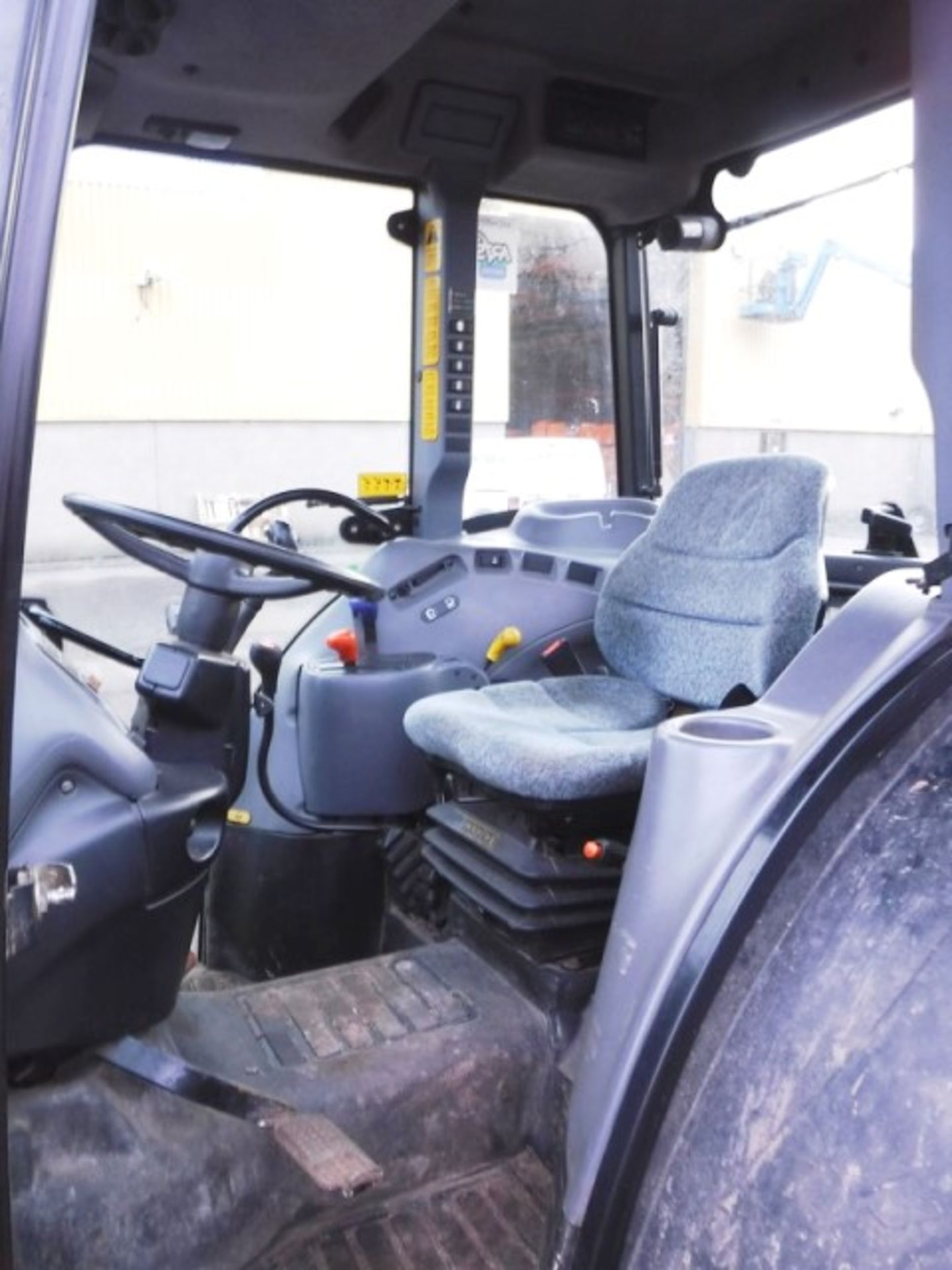 2008 NEW HOLLAND TN60 TRACTOR. REG NO SP08 DWY. SN 111054. GVW(TONNES) 4497, 3062HRS (NOT VERIFIED) - Image 16 of 40