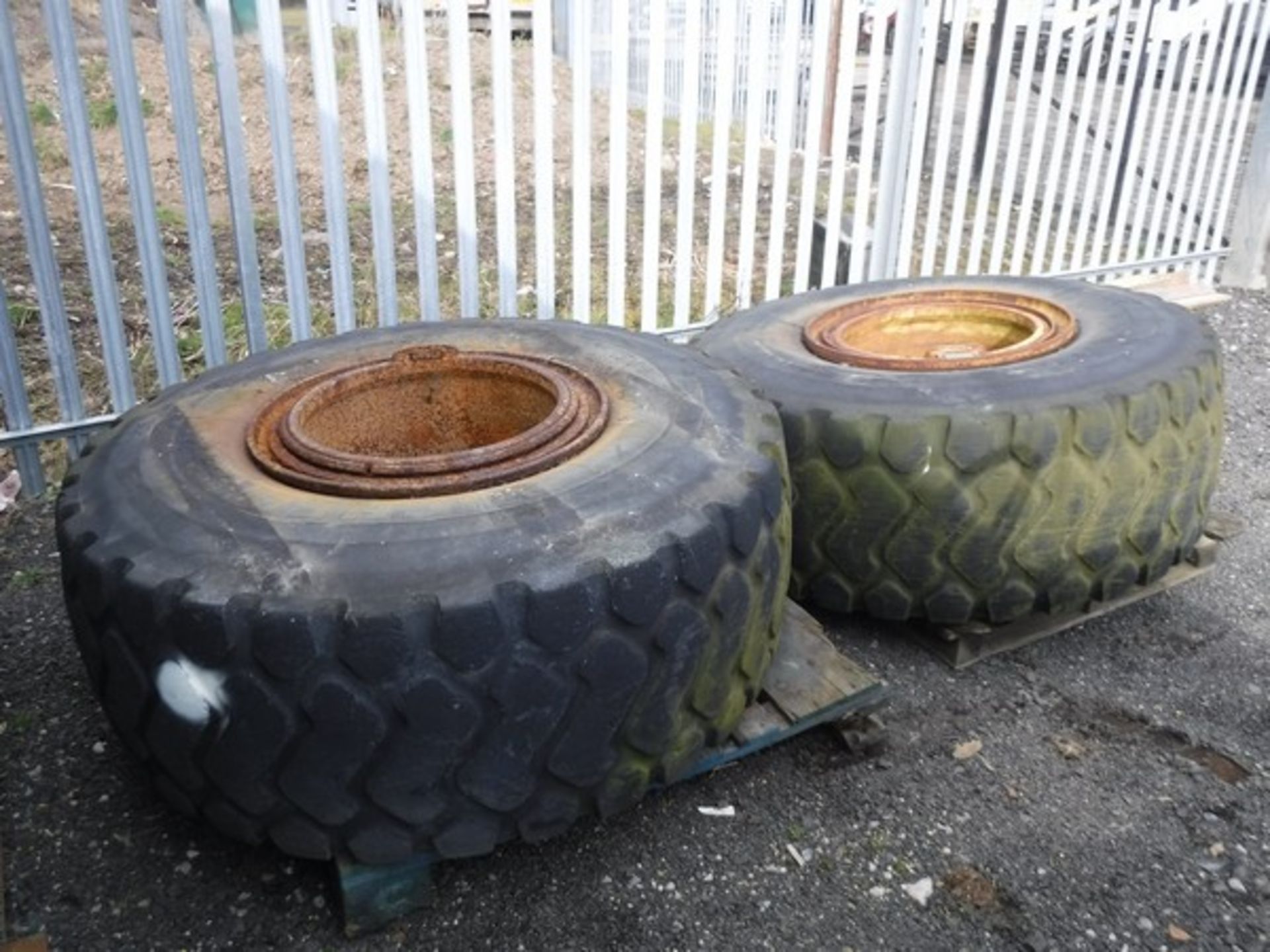 2 X 23.50R 25 USED TYRES ON RIMS FOR LOADING SHOVEL OR SIMILAR - Bild 3 aus 4