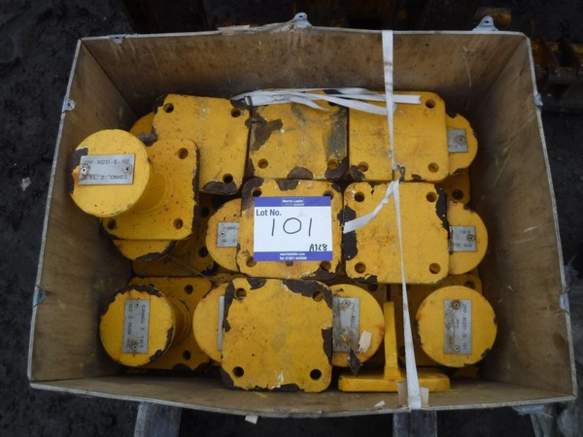 PALLET OF PULLING POSTS & 1 X CAGE & TEST WEIGHTS - Bild 2 aus 2