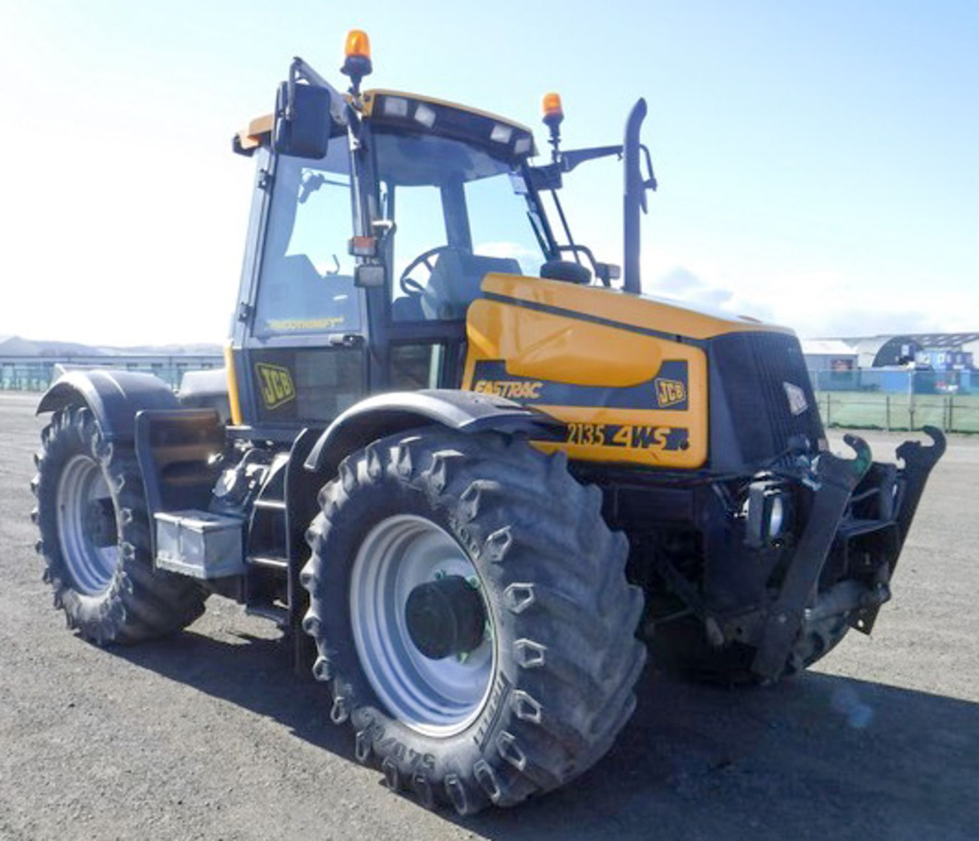 JCB FASTRAC 2135 4 WHEEL STEER TRACTOR. REG SJ03 EEW. TWIN AXLE 6832 HRS (NOT VERIFIED). - Image 15 of 21