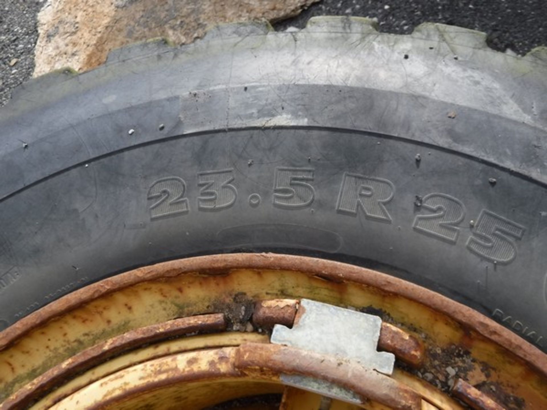 2 X 23.50R 25 USED TYRES ON RIMS FOR LOADING SHOVEL OR SIMILAR - Bild 4 aus 4