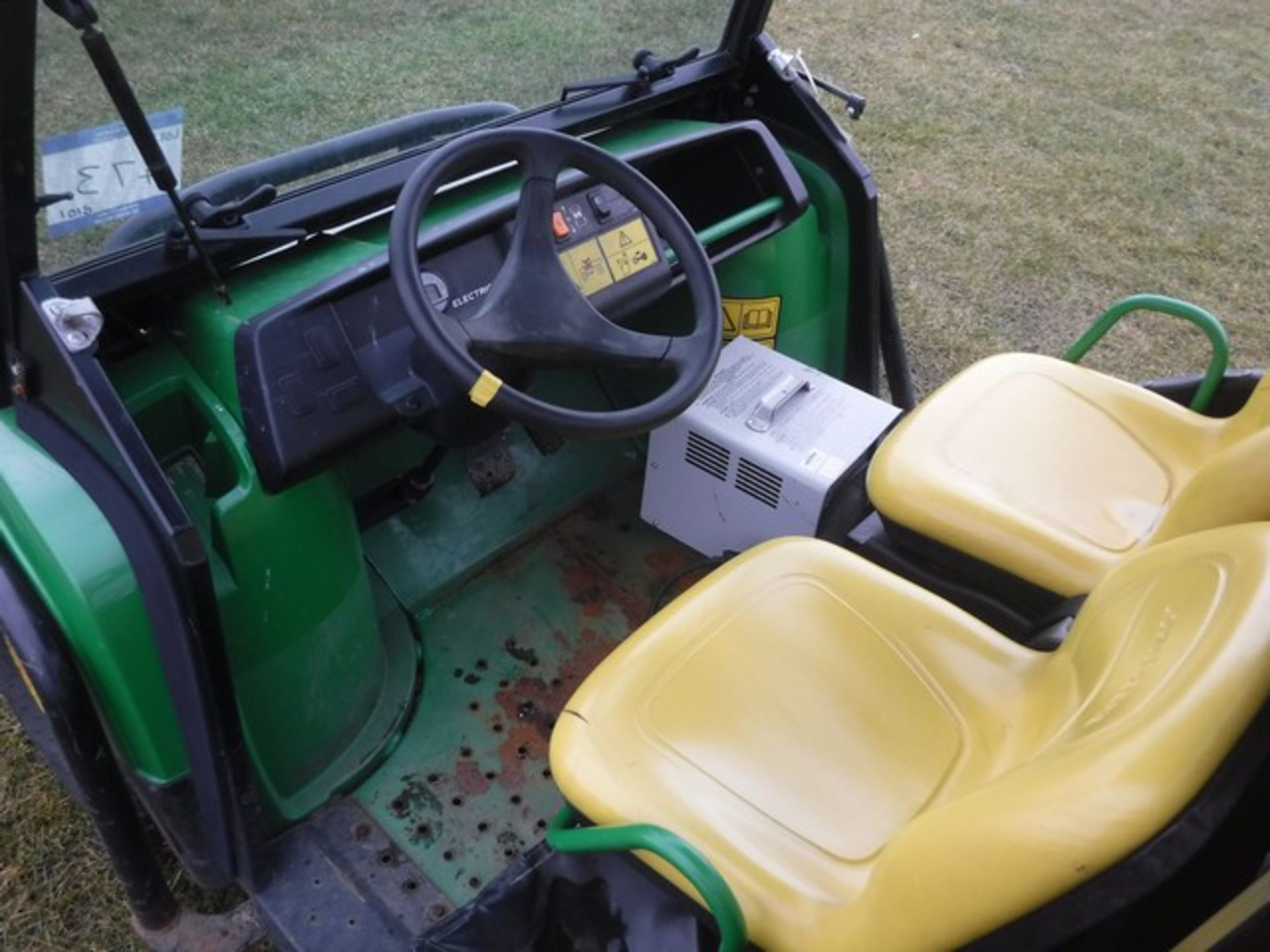 2013 JOHN DEERE E GATOR, S/N 06297, TWIN AXLES, 563HRS (NOT VERIFIED), MANUAL TIPPER - Image 2 of 13