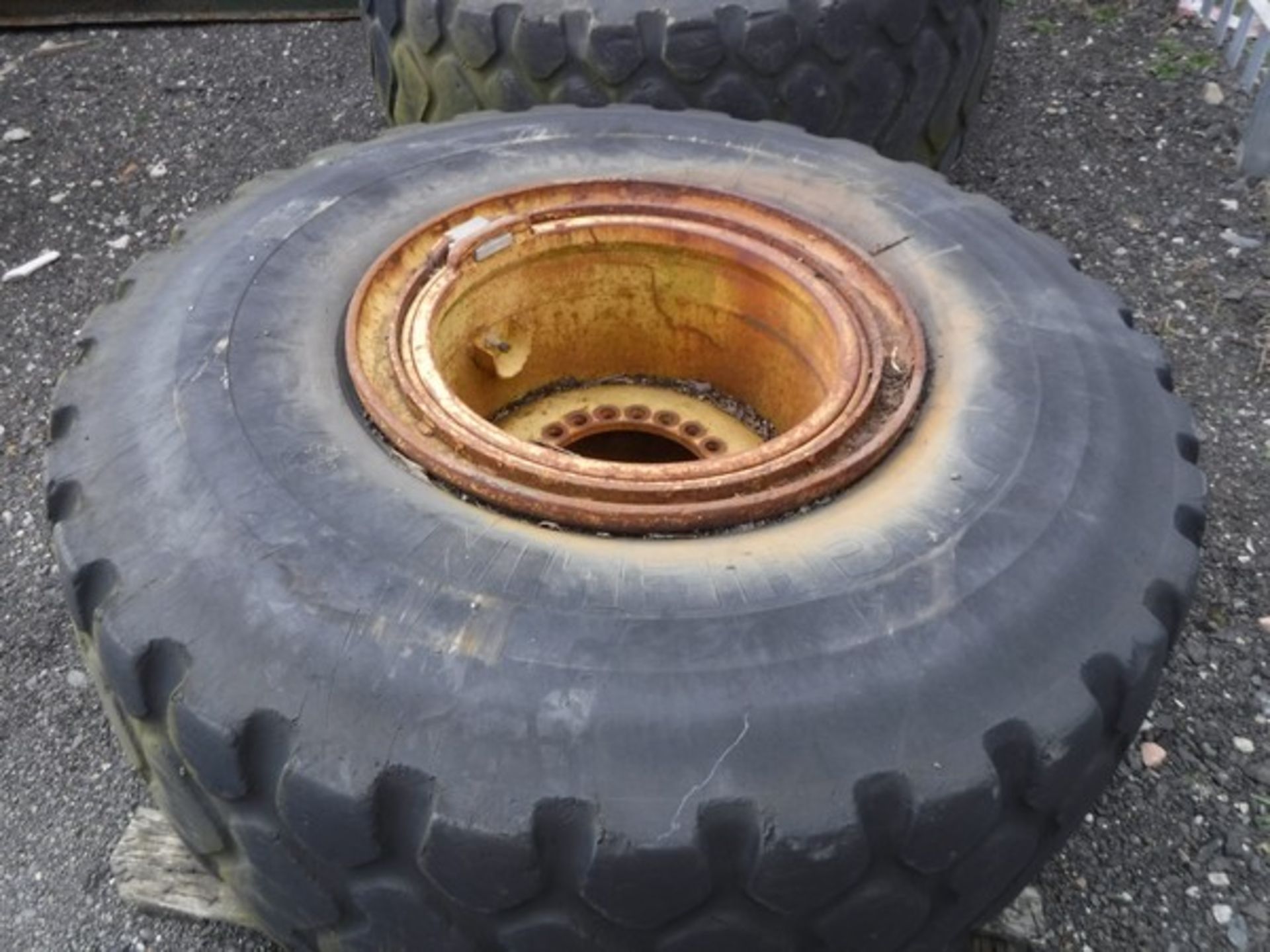 2 X 23.50R 25 USED TYRES ON RIMS FOR LOADING SHOVEL OR SIMILAR