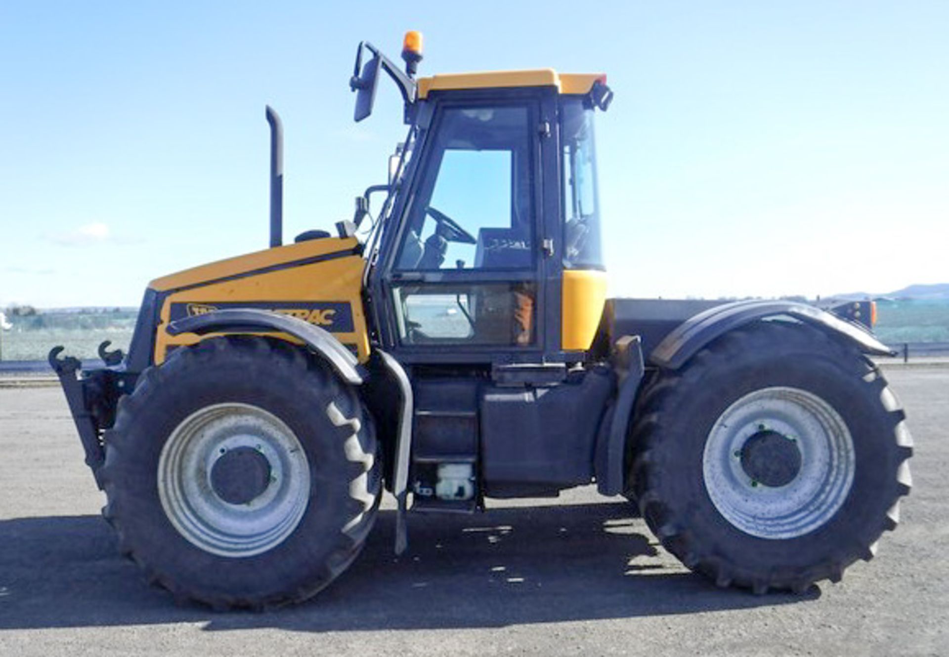 JCB FASTRAC 2135 4 WHEEL STEER TRACTOR. REG SJ03 EEW. TWIN AXLE 6832 HRS (NOT VERIFIED). - Image 20 of 21