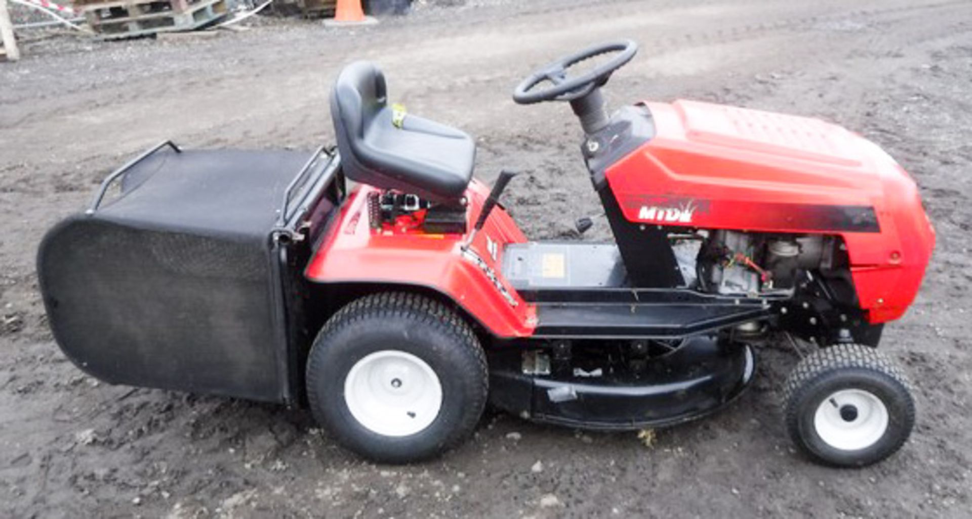 MTD RH115/76 RIDE ON MOWER FOR SPARES OR REPAIR - Image 4 of 10