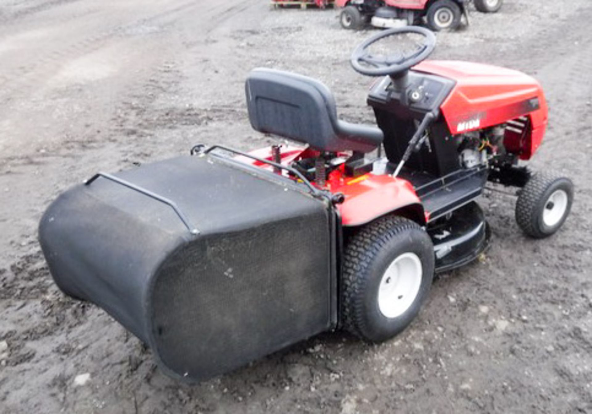 MTD RH115/76 RIDE ON MOWER FOR SPARES OR REPAIR - Image 5 of 10