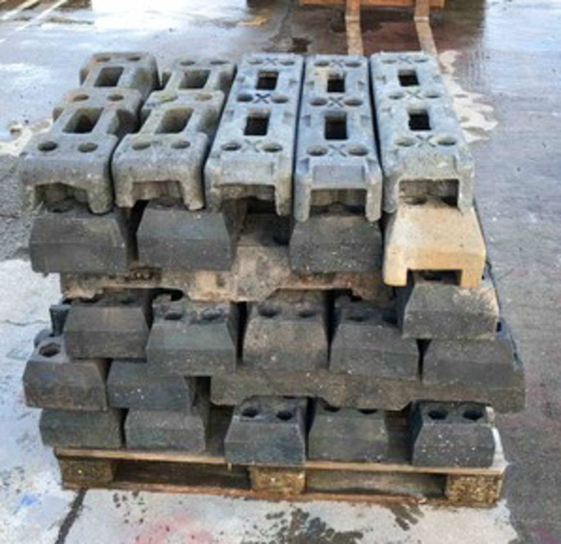 1 X PALLET OF SECURITY FENCING FEET