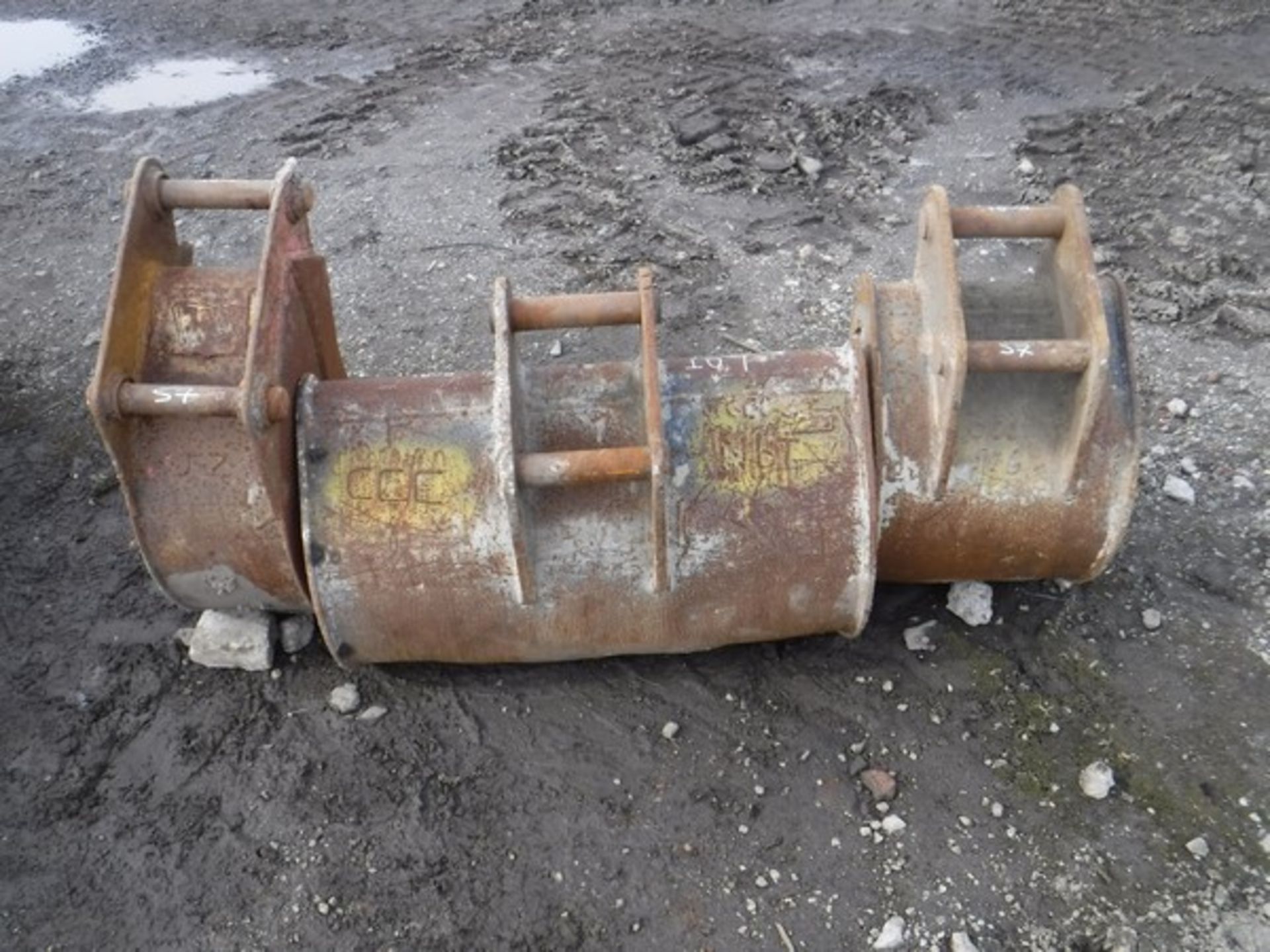 3 EXCAVATOR BUCKETS 9",16" & 34" (NEED REPAIR) - Bild 2 aus 2