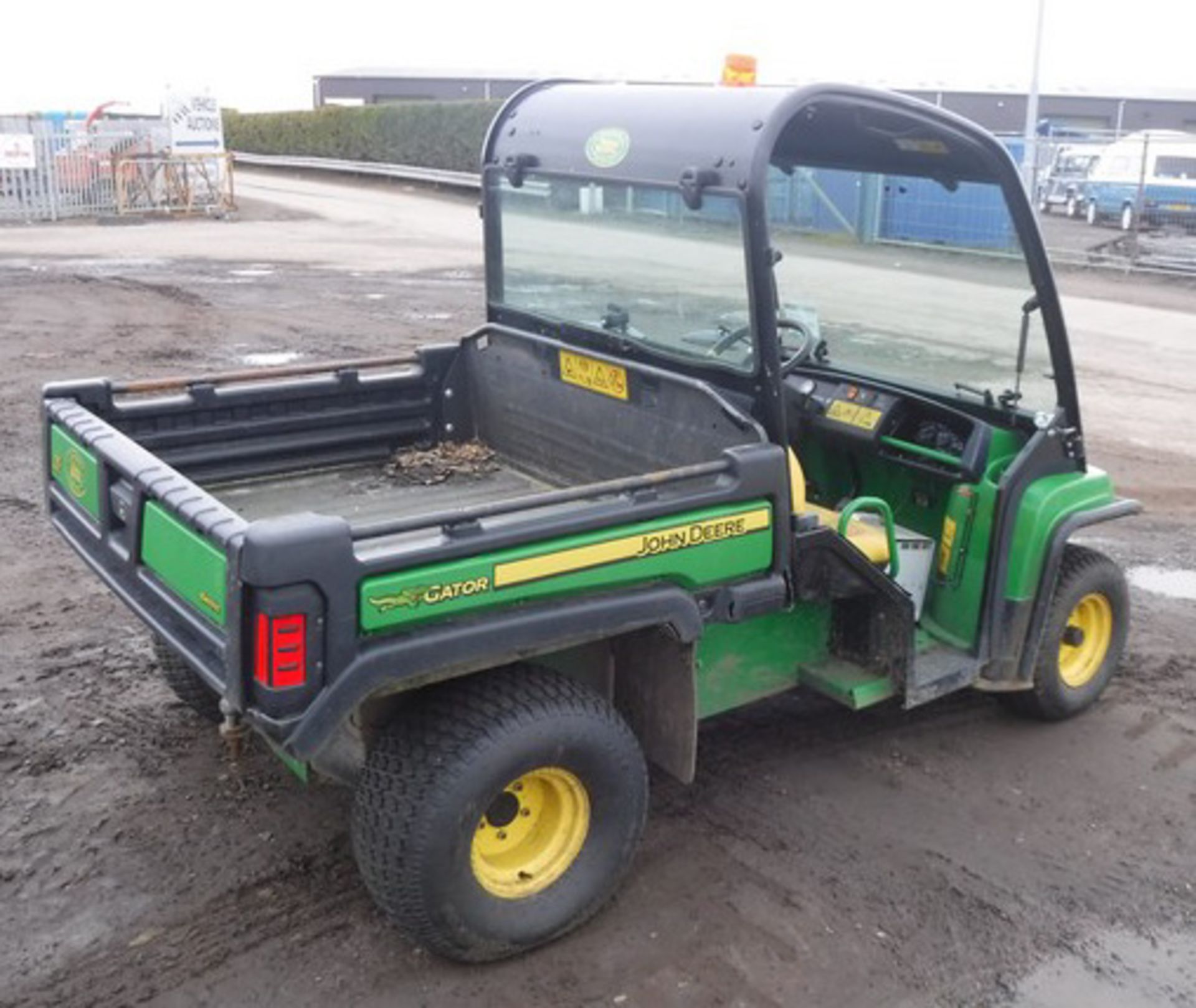 2014 JOHN DEERE E GATOR, S/N 060289, 2 TWIN AXLE, NEEDS BATTERIES, MANUAL TIPPER - Image 5 of 10