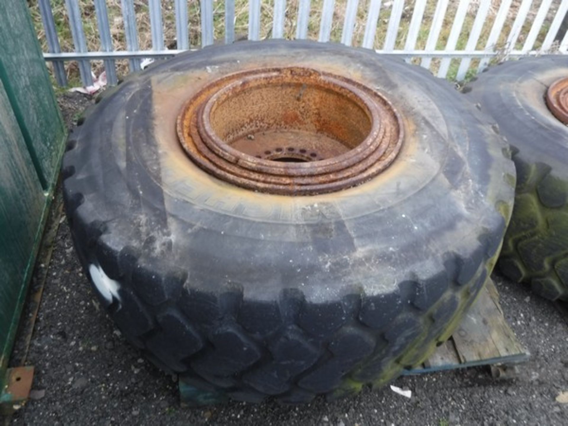 2 X 23.50R 25 USED TYRES ON RIMS FOR LOADING SHOVEL OR SIMILAR - Bild 2 aus 4