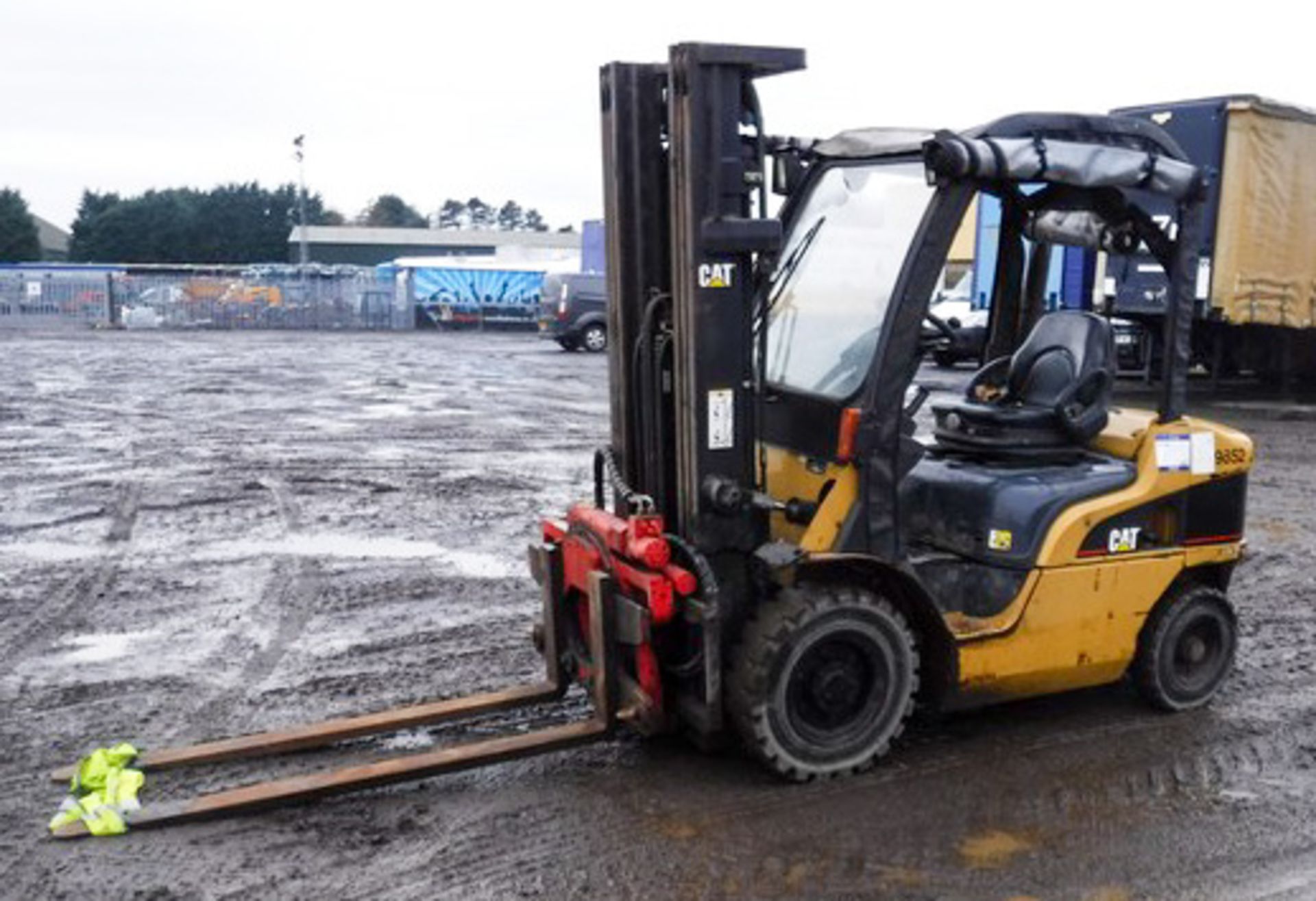 2004 CATERPILLAR FORKLIFT, MODEL DP25N, S/N 18C50314, 2118HRS (NOT VERIFIED)