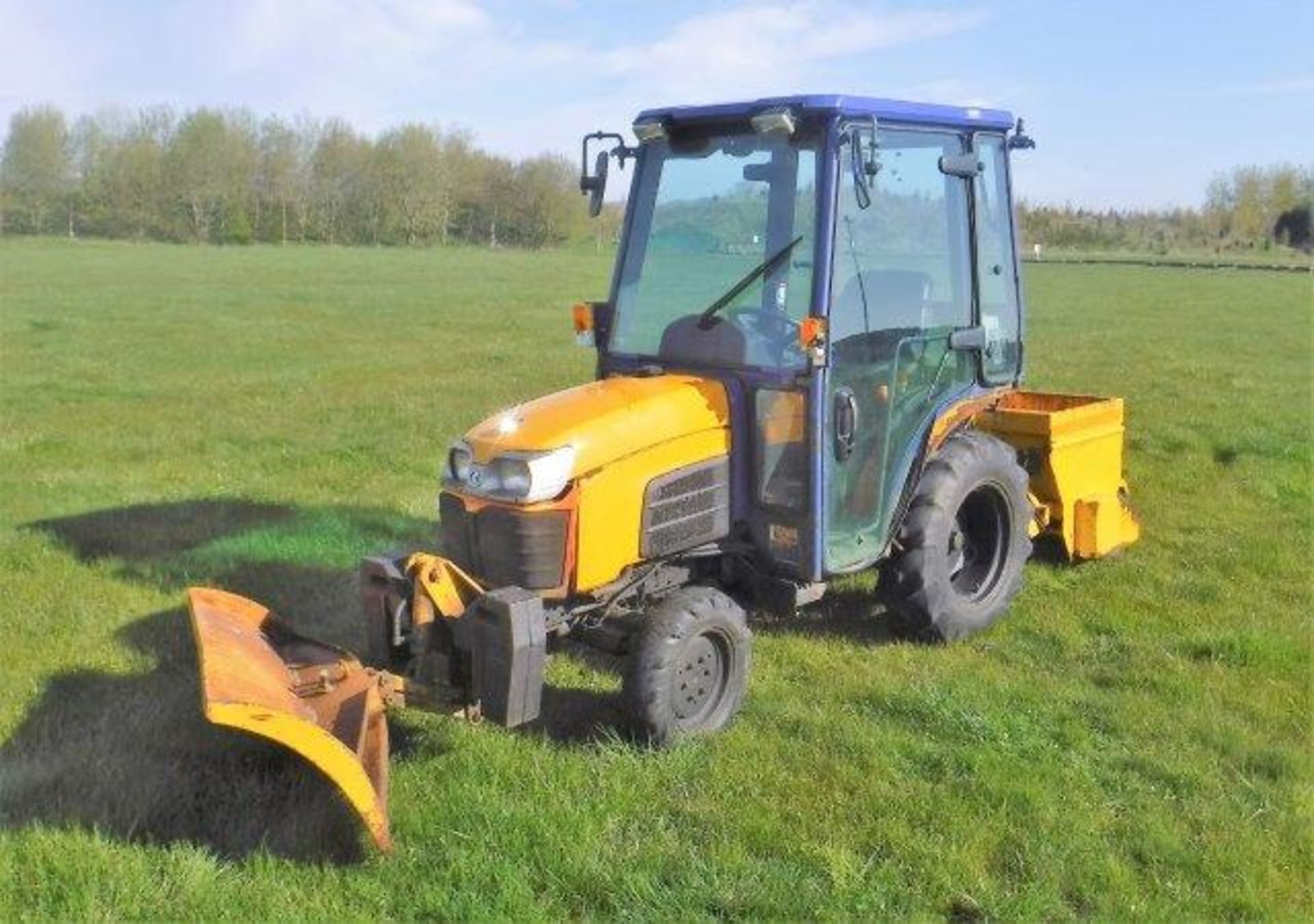 2008 KUBOTA B2400 Mini Tractor s/n B2530DC30715. c/w footpath gritter, plough and salt hopper 1898hr