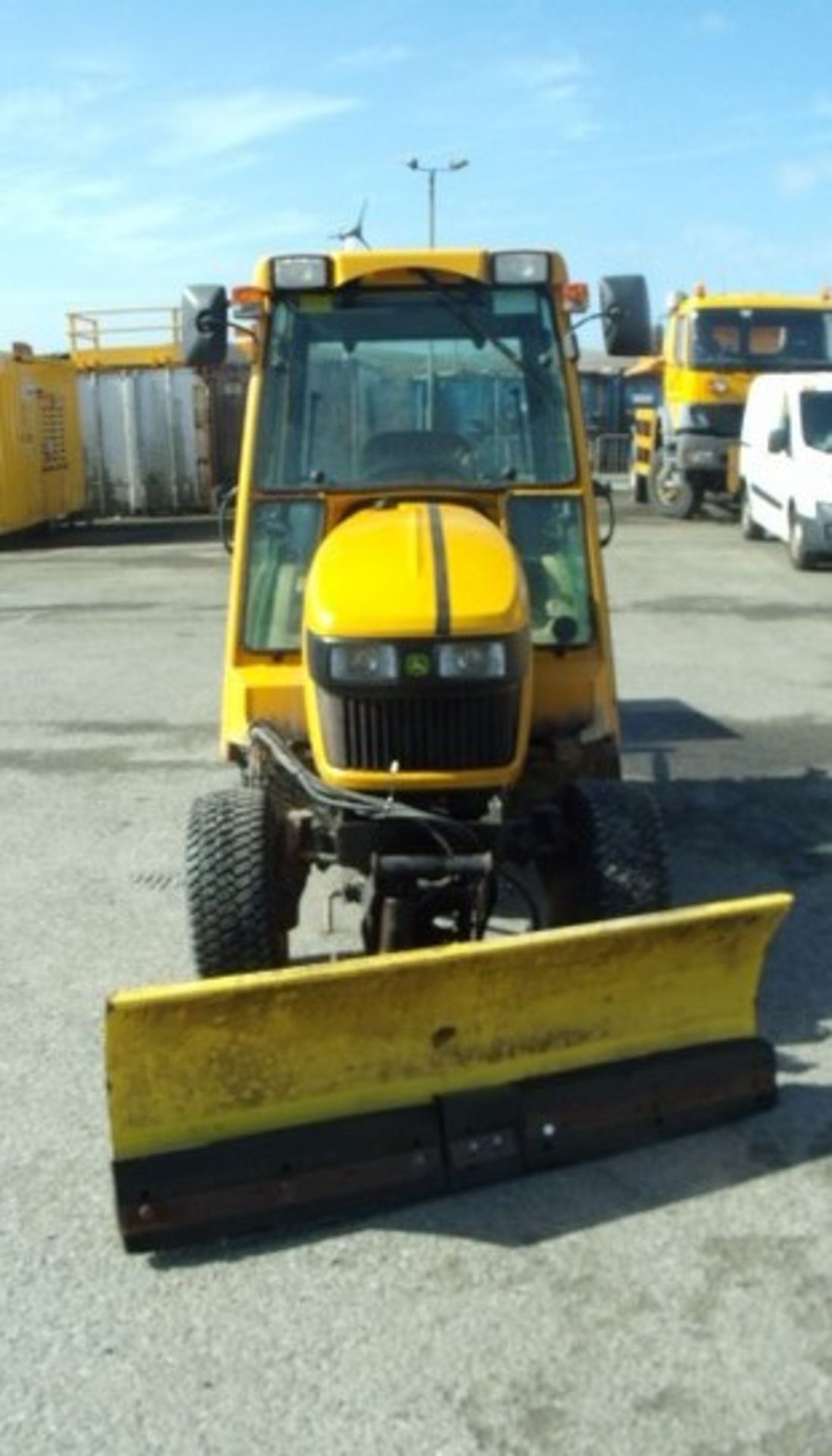 2010 JOHN DEERE 268 TRACTOR Reg No SF60 GWW.c/w rear trailed salt spreader and snow plough. 584 hrs - Image 12 of 21