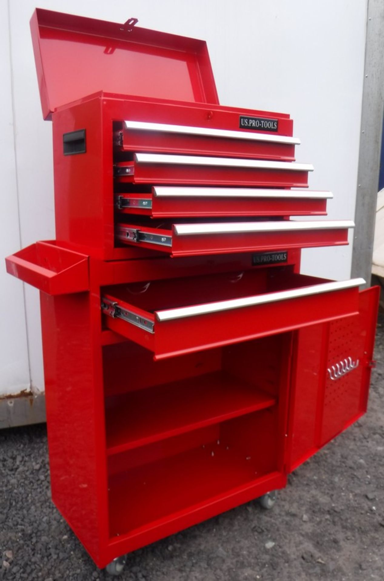 HIGH QUALITY CHEST TOOL BOX c/w ball bearing slide drawers. Body reinforced design. Can be locked wi - Image 2 of 5