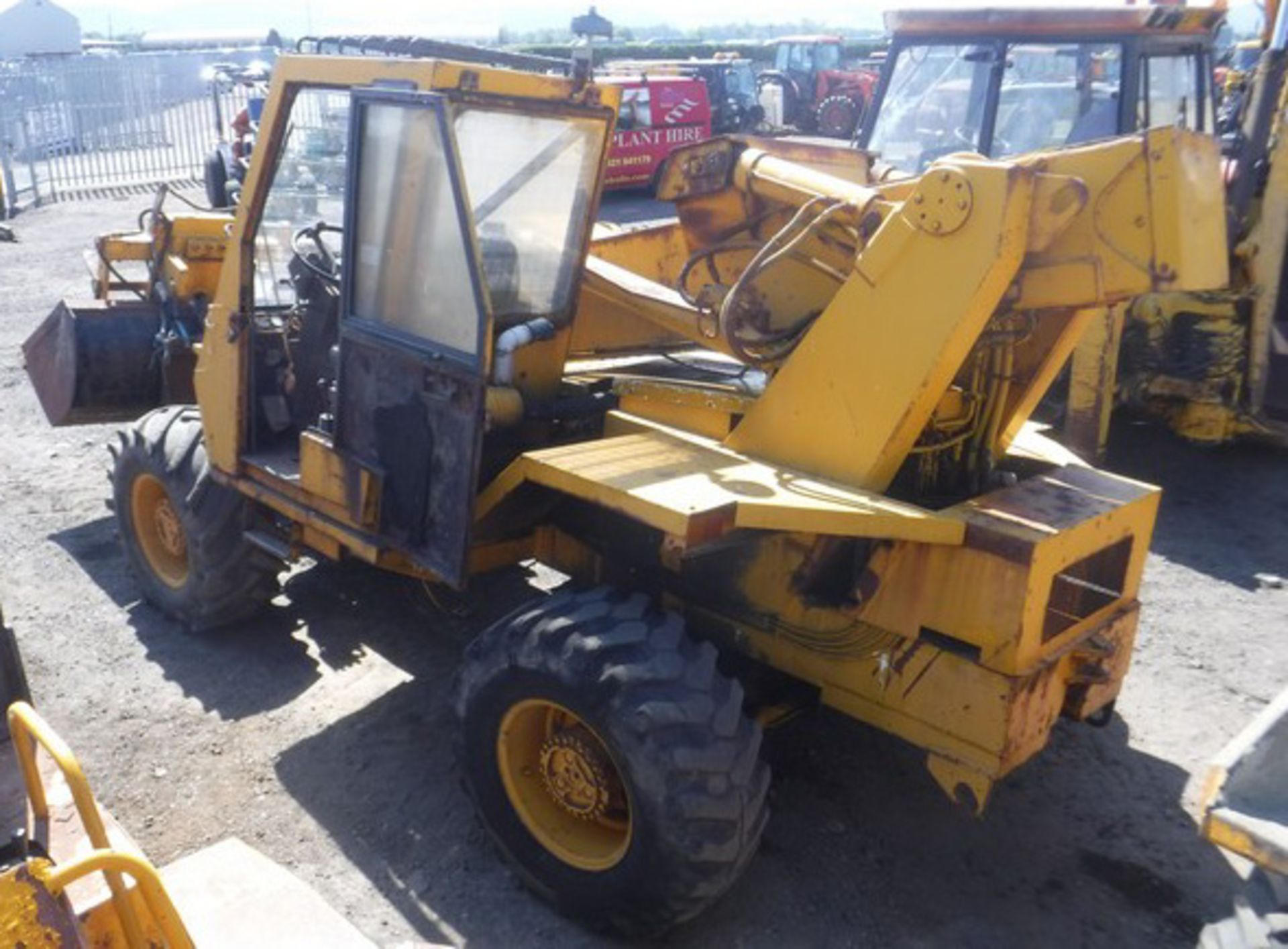 TELEHANDLER 121D01008 c/w gp bucket & pallet forks. 5698hrs (not verified) - Image 4 of 8