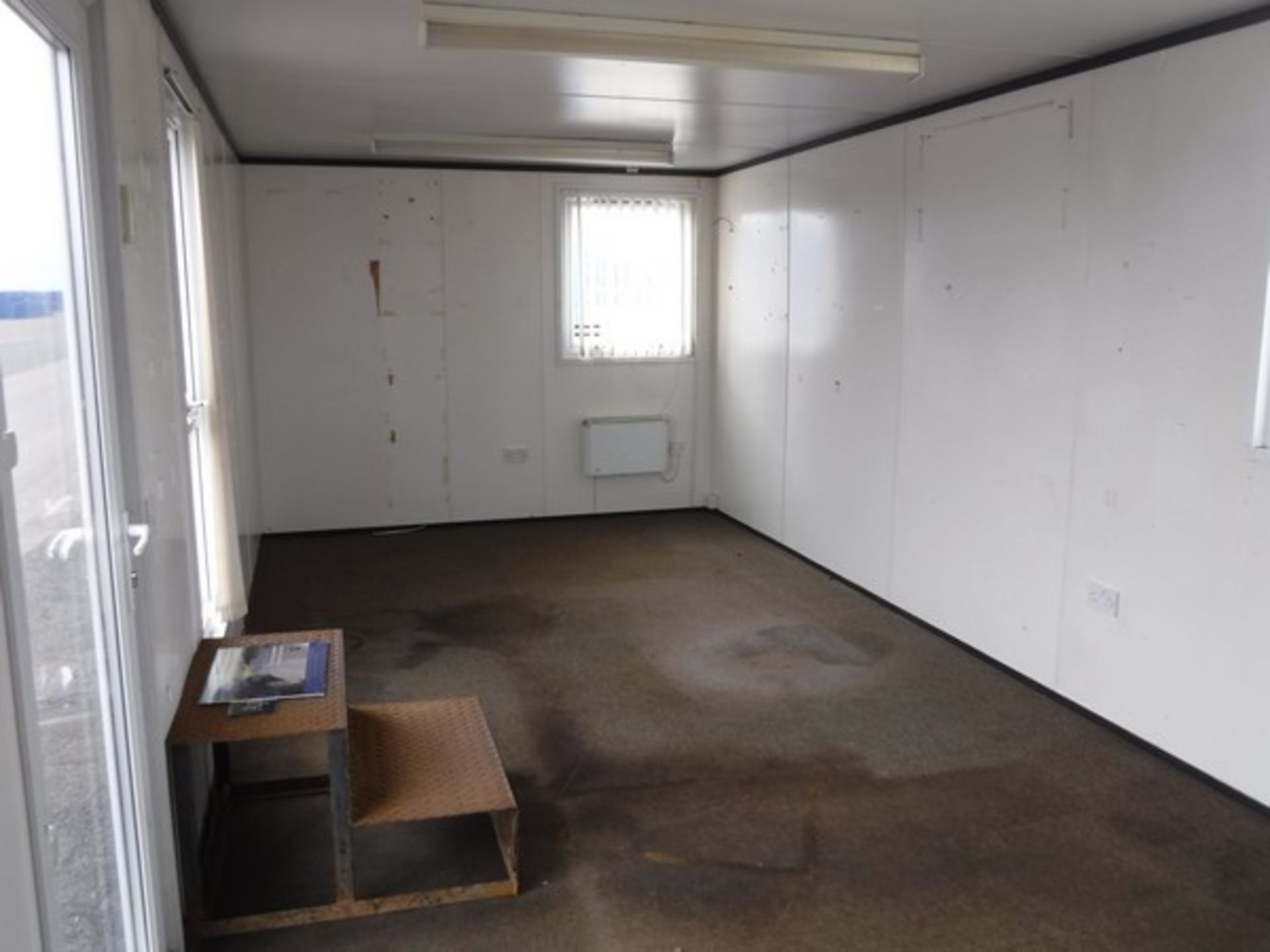 2007 PORTABLE BUILDING. 10m x 3.1m with toilet & kitchen. Double glazed, alarm fitted, insulated. - Image 10 of 12
