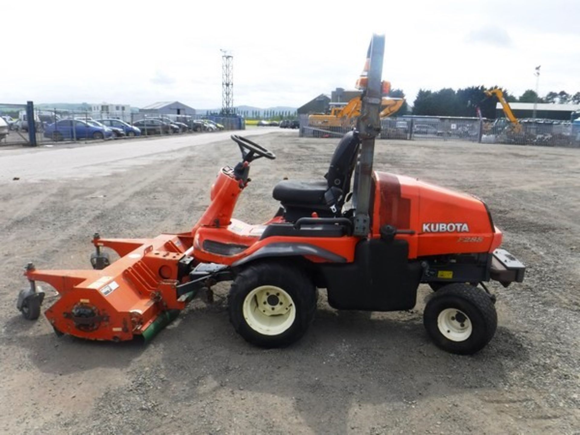 KUBOTA F2880 ride on mower. 2245hrs. Starts but does not drive. - Image 16 of 17
