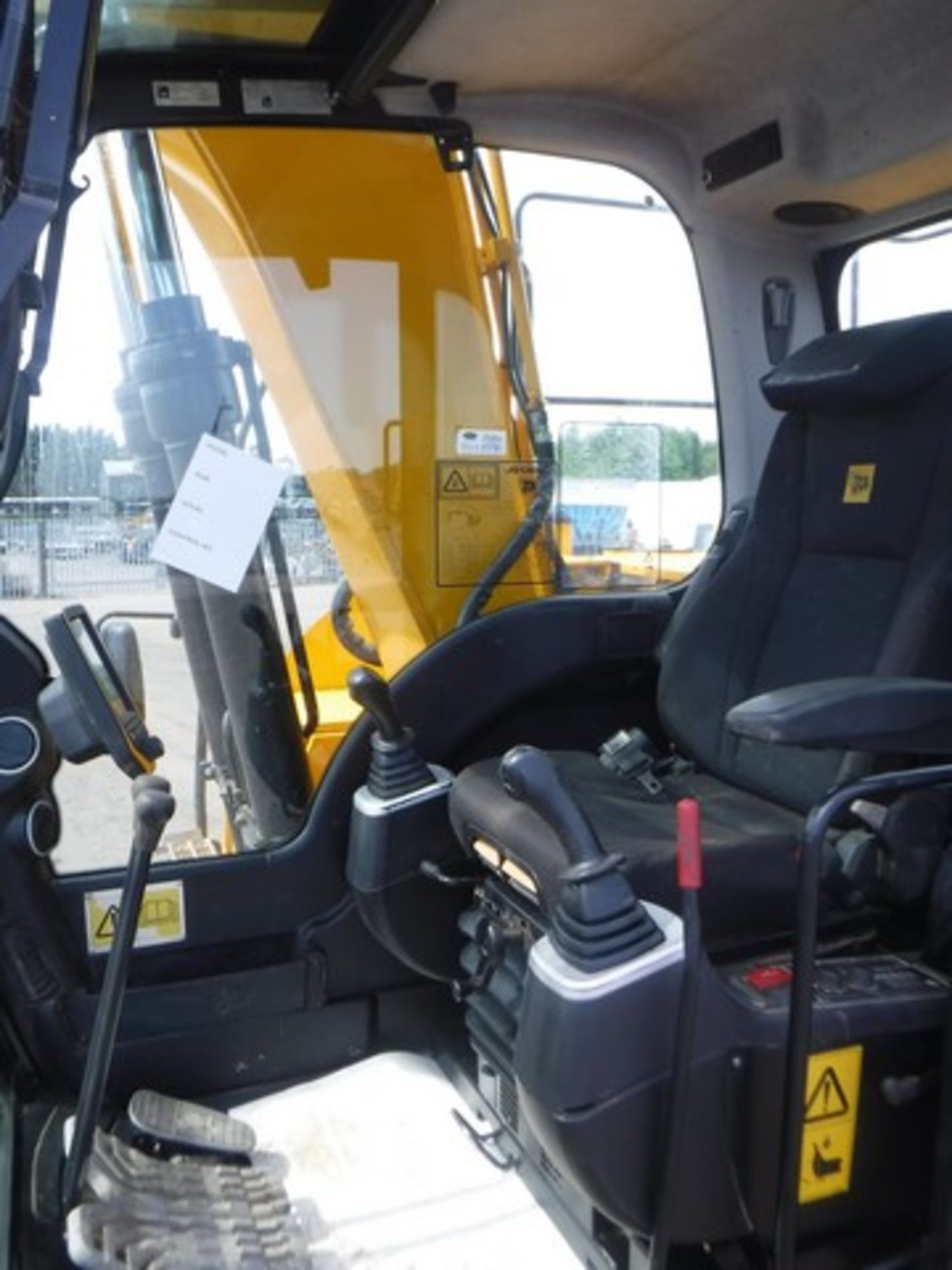 2014 JCB JS130LC S/N 2134601.c/w 1 bucket, hammer lines, hydraulic q/hitch, 700m pads, cab guards 56 - Image 9 of 21