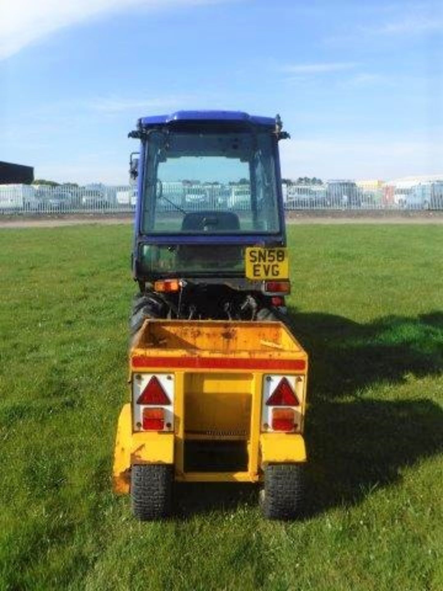 2008 KUBOTA B2400 Mini Tractor s/n B2530DC30715. c/w footpath gritter, plough and salt hopper 1898hr - Image 11 of 15