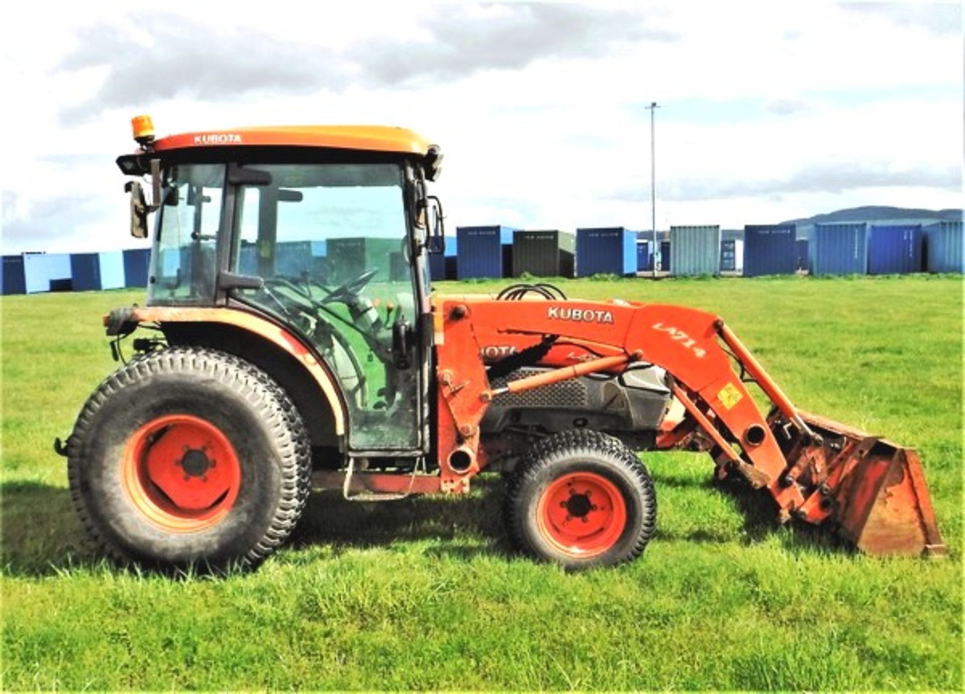 KUBOTA L4240 tractor c/w loader model LA714. Reg No SP08 EOK, s/n 3029671535. 3285 hrs (not verified - Image 12 of 17