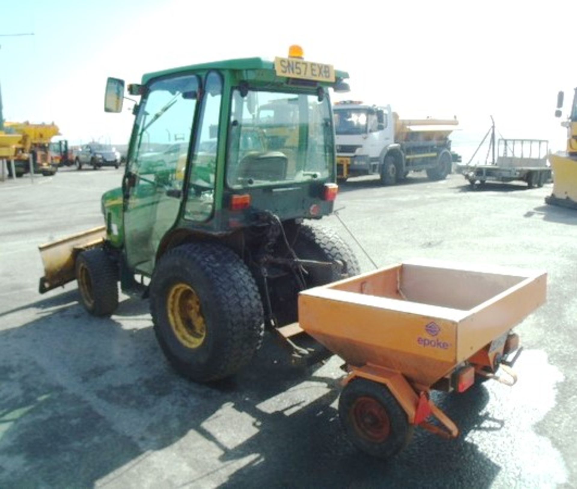 2007 JOHN DEERE 2520 MST Tractor Reg No SN57 EXB c/w rear trailed salt spreader and snow plough. 90 - Image 20 of 22