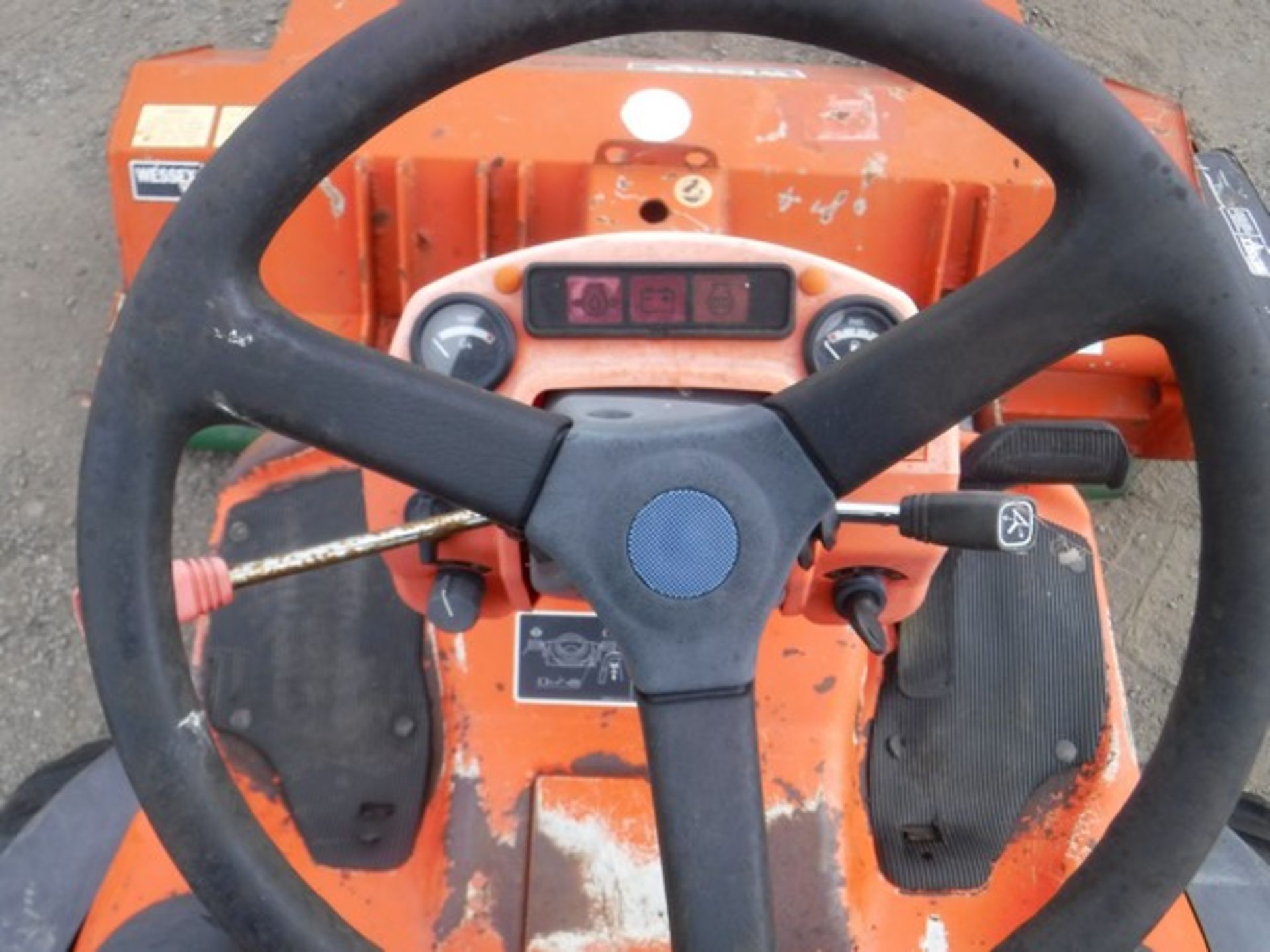 KUBOTA F2880 ride on mower. 2245hrs. Starts but does not drive. - Bild 8 aus 17