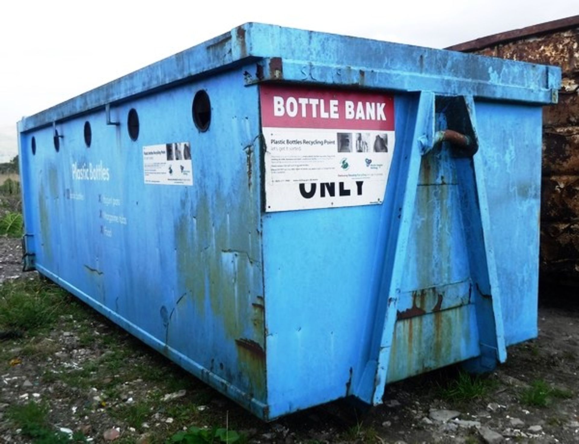 BOTTLE BANK SKIP UNIT fully enclosed. **To be sold from Errol auction site. Viewing and uplift from - Image 3 of 7