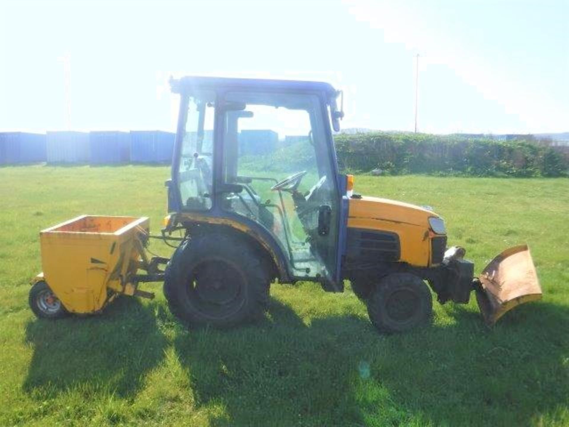 2008 KUBOTA B2400 Mini Tractor s/n B2530DC30715. c/w footpath gritter, plough and salt hopper 1898hr - Image 9 of 15