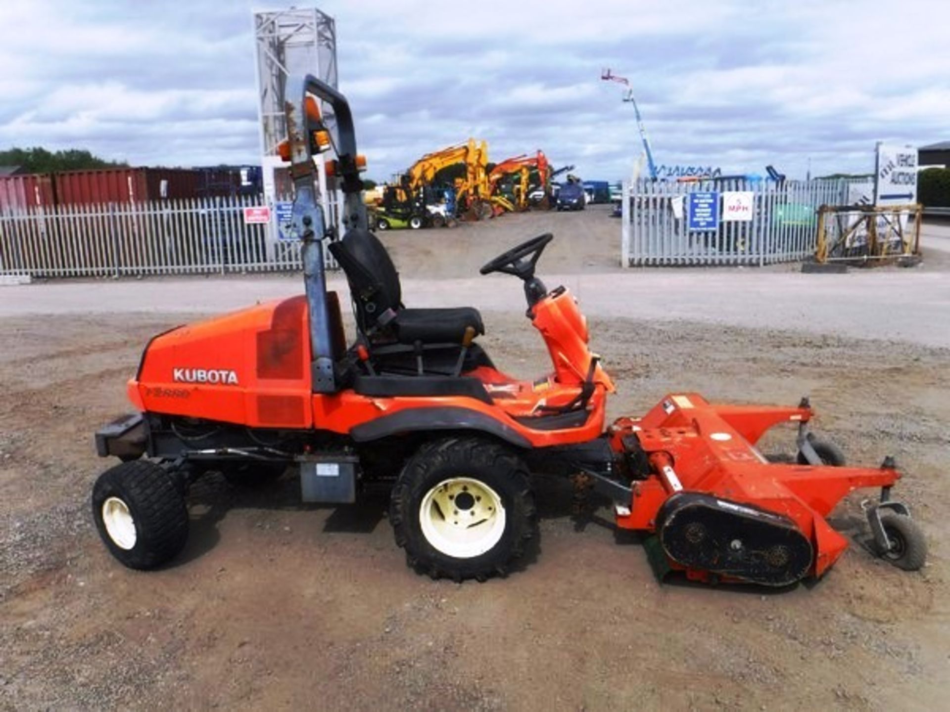 KUBOTA F2880 ride on mower. 2245hrs. Starts but does not drive. - Image 12 of 17