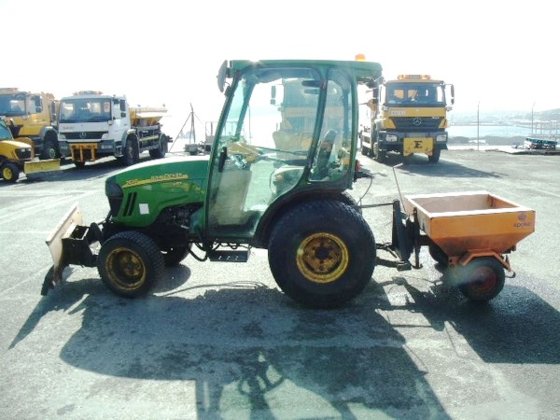 2007 JOHN DEERE 2520 MST Tractor Reg No SN57 EXB c/w rear trailed salt spreader and snow plough. 90 - Bild 21 aus 22