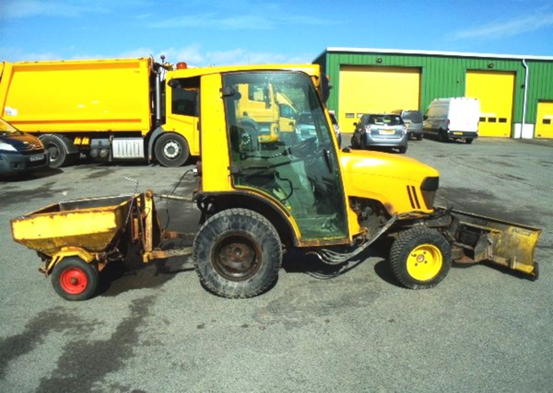 2010 JOHN DEERE 268 TRACTOR Reg No SF60 GWW.c/w rear trailed salt spreader and snow plough. 584 hrs - Image 16 of 21