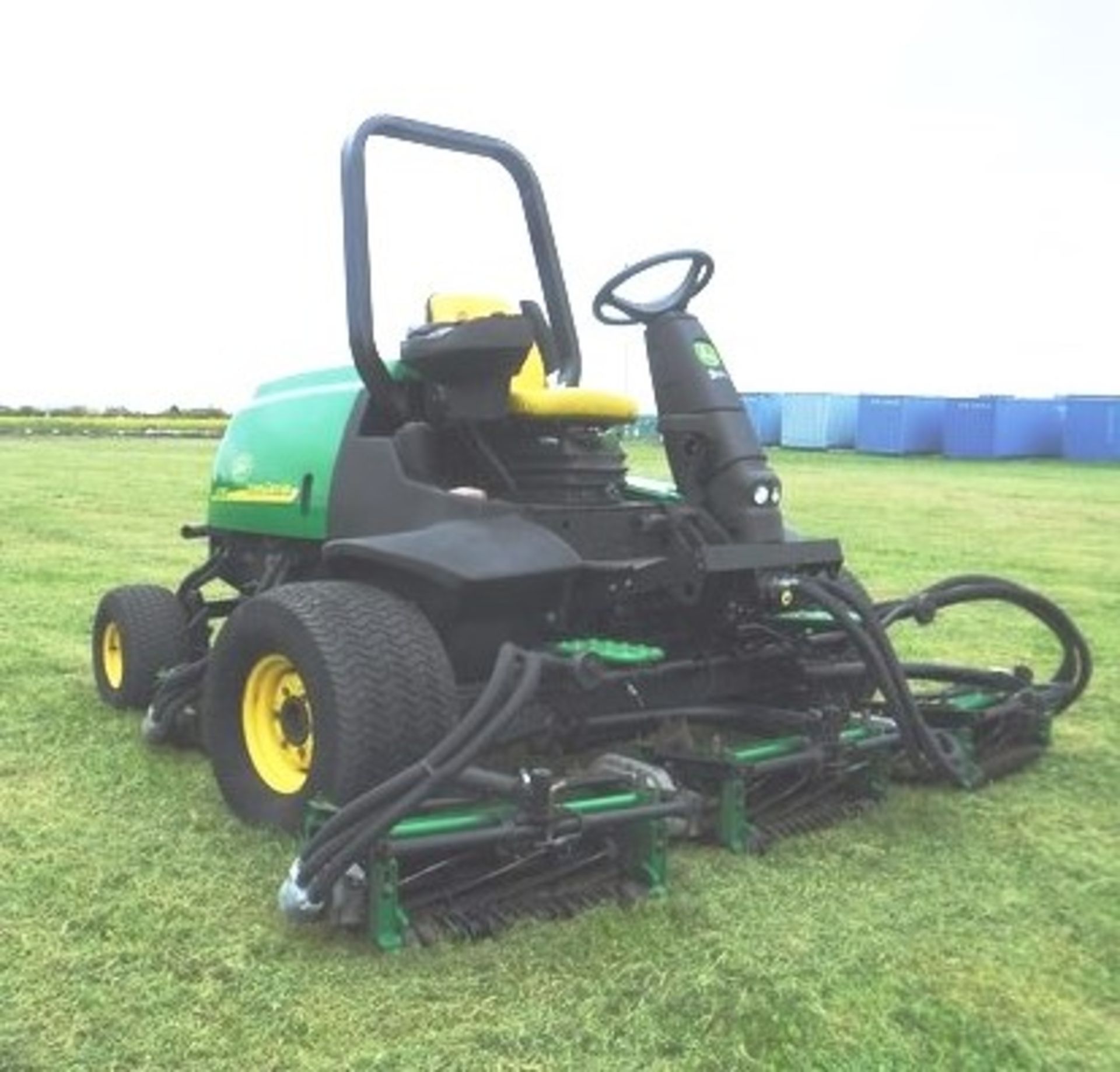 JOHN DEERE 3233C 3 gang out front ride on mower s/n TC32335C040226. 2601hrs (not verified). - Image 5 of 11