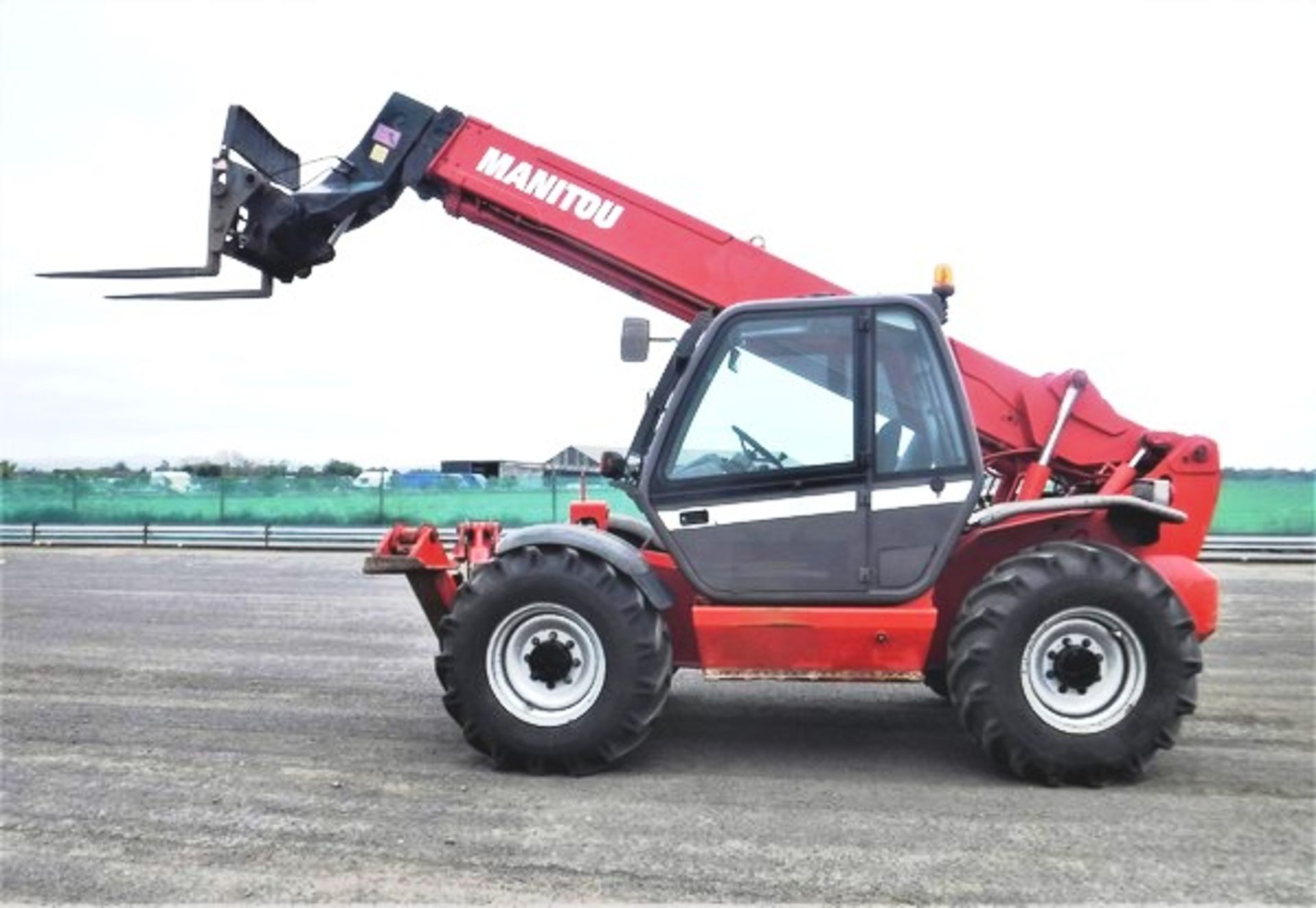 2006 MANITOU 14/35 TELEHANDLER c/w bucket & forks s/n 1230044. Reg no SP06 AXX. 2646HRS.