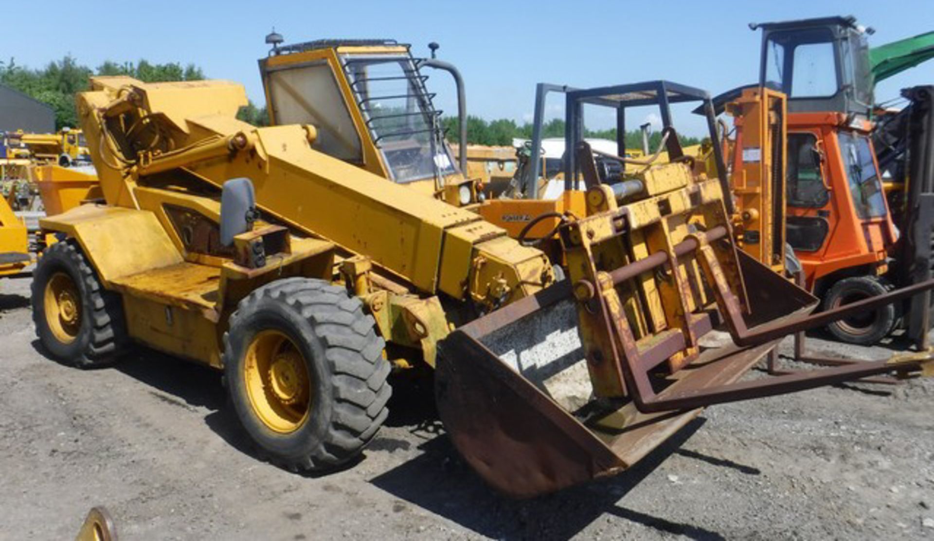 TELEHANDLER 121D01008 c/w gp bucket & pallet forks. 5698hrs (not verified)