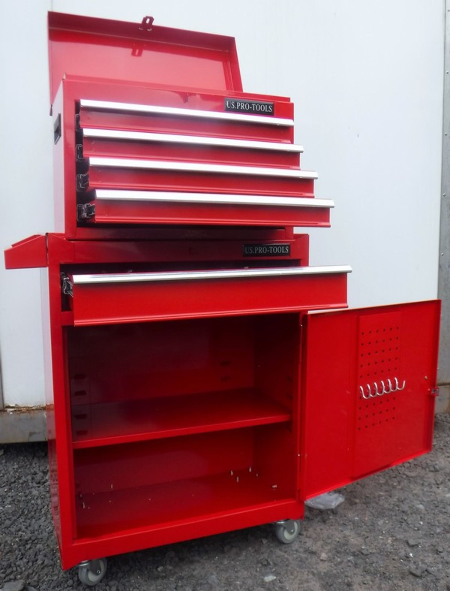 HIGH QUALITY CHEST TOOL BOX c/w ball bearing slide drawers. Body reinforced design. Can be locked wi