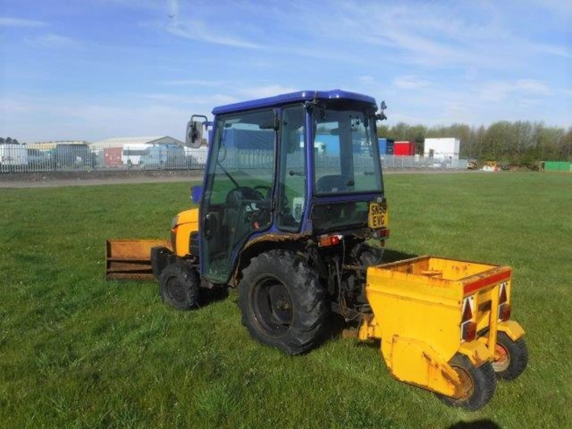 2008 KUBOTA B2400 Mini Tractor s/n B2530DC30715. c/w footpath gritter, plough and salt hopper 1898hr - Image 12 of 15