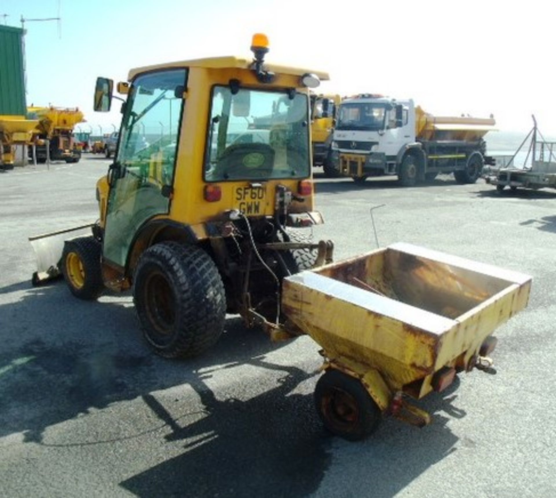 2010 JOHN DEERE 268 TRACTOR Reg No SF60 GWW.c/w rear trailed salt spreader and snow plough. 584 hrs - Bild 19 aus 21