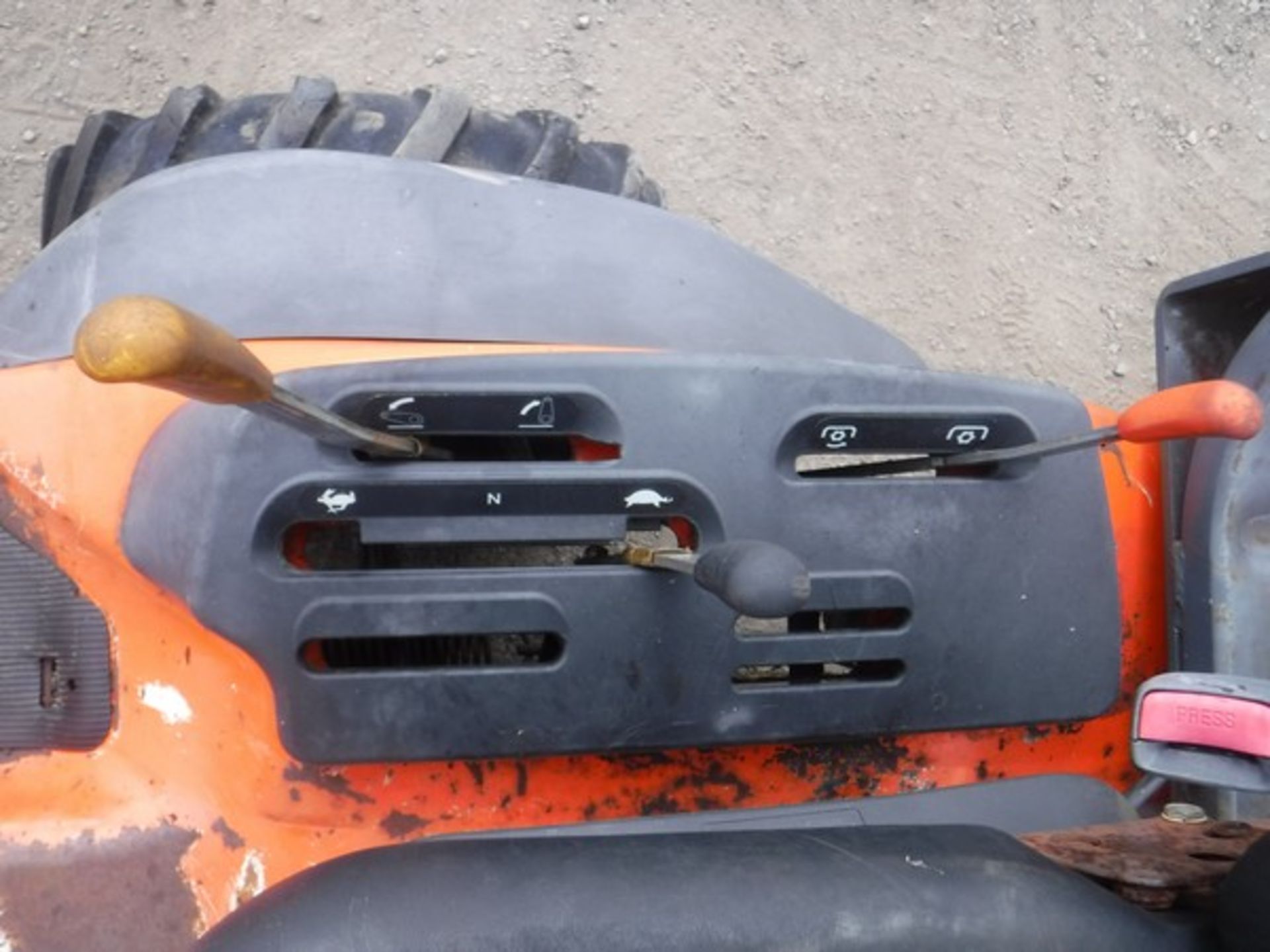 KUBOTA F2880 ride on mower. 2245hrs. Starts but does not drive. - Image 6 of 17