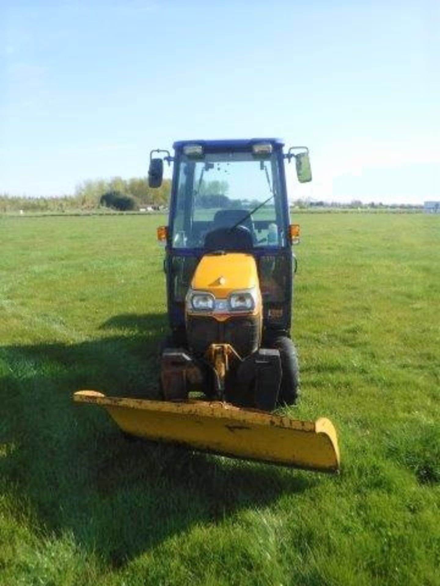 2008 KUBOTA B2400 Mini Tractor s/n B2530DC30715. c/w footpath gritter, plough and salt hopper 1898hr - Image 14 of 15