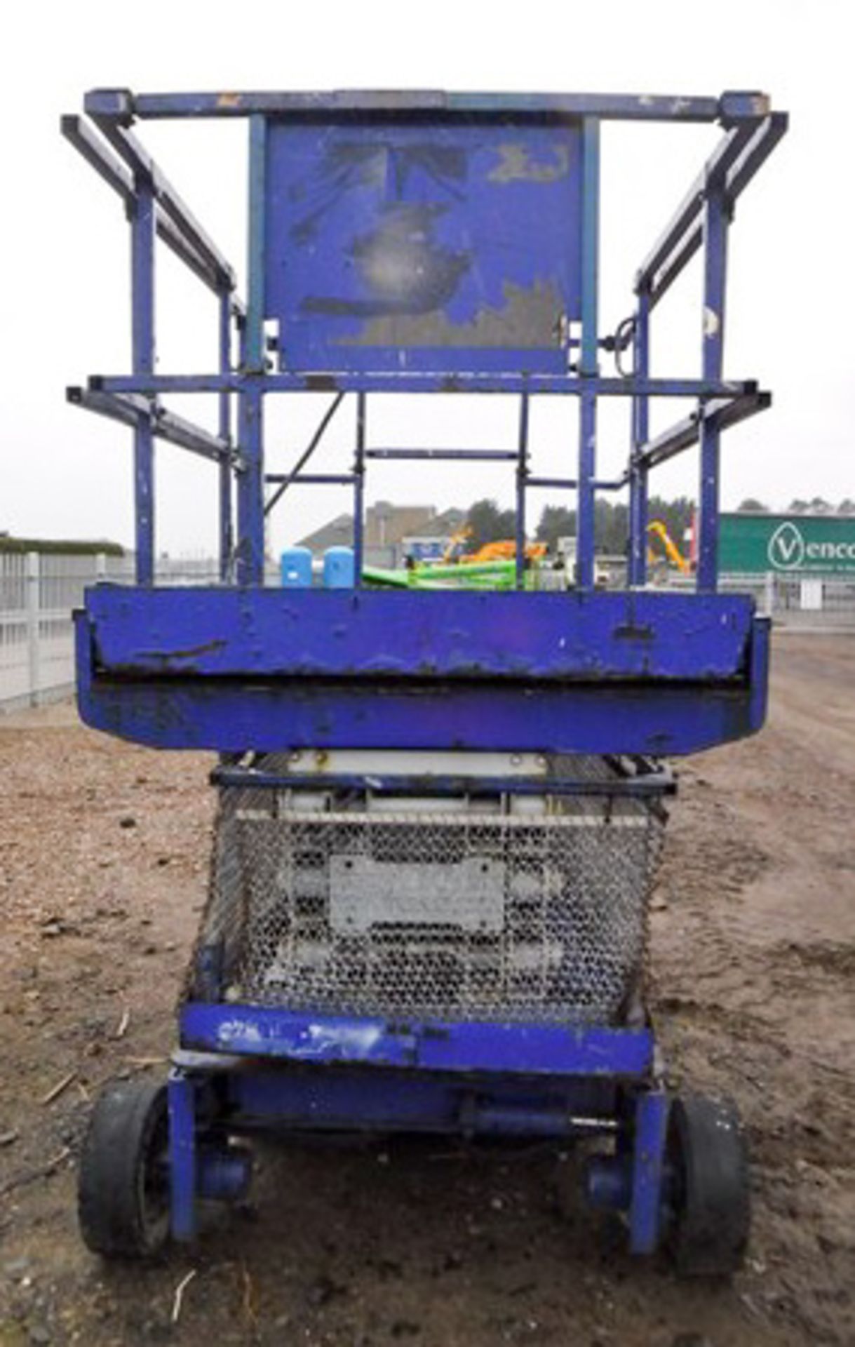 1995 GROVE SCISSOR LIFT SM3160E, s/n 8817, 6m reach. 209hrs (not verified). Needs batteries. - Image 4 of 9