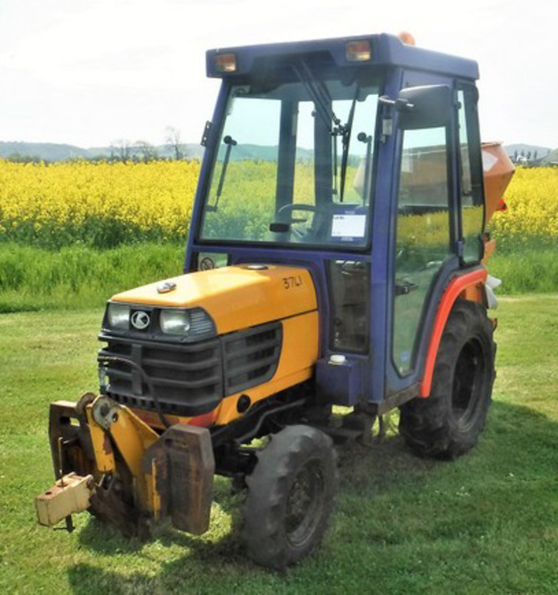 2007 KUBOTA B2400 Mini Tractor s/n B2410D32414 c/w footpath gritter, plough & salt hopper, . Reg no - Image 12 of 19